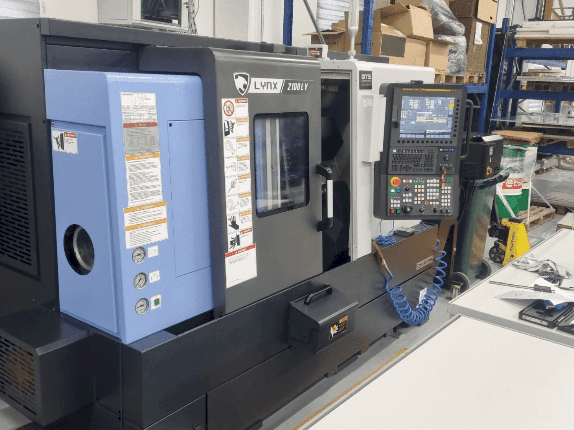 Vista Frontal  da DN SOLUTIONS LYNX 2100 LYB  máquina