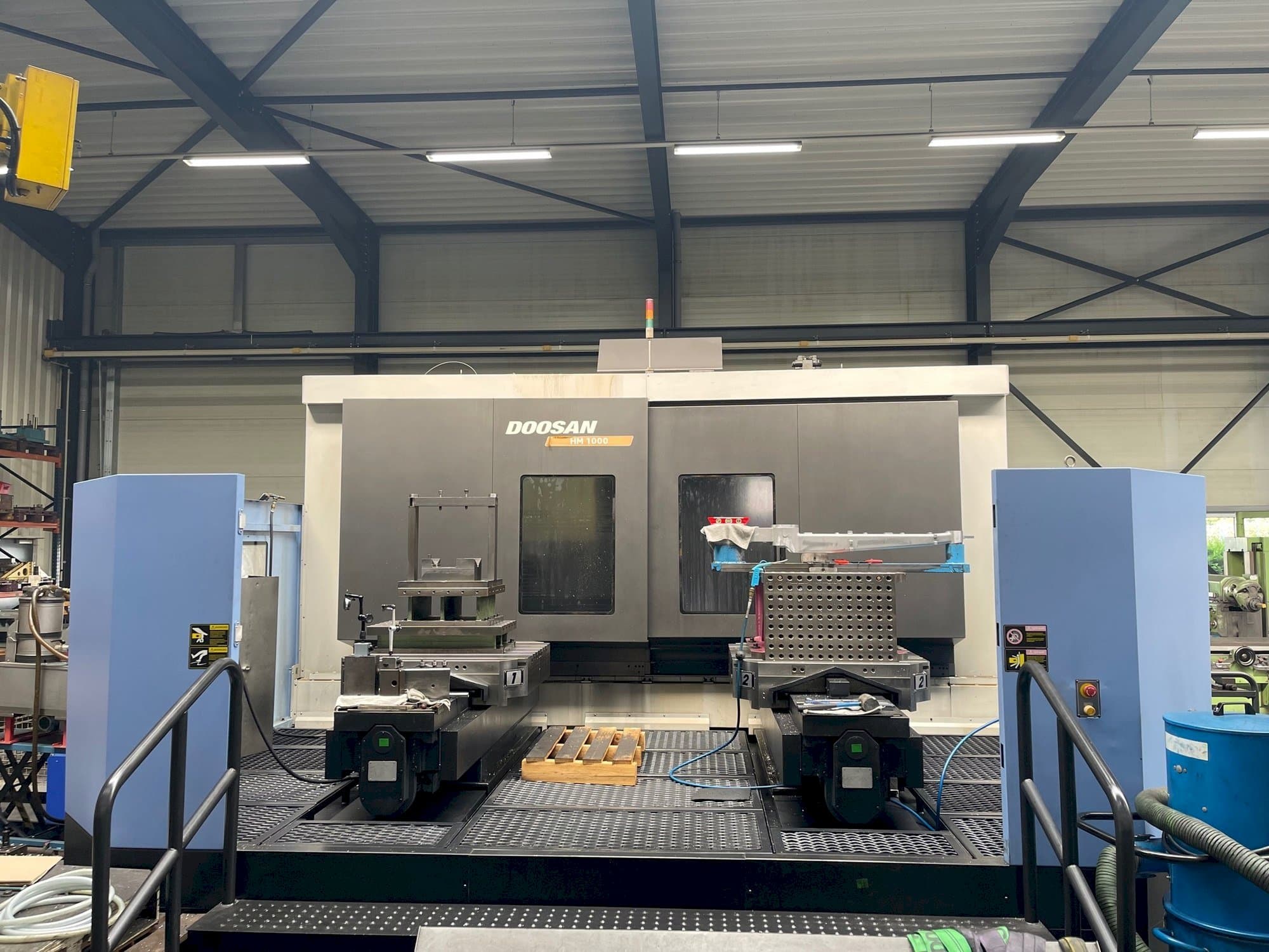 Vista Frontal  da Doosan HM 1000  máquina