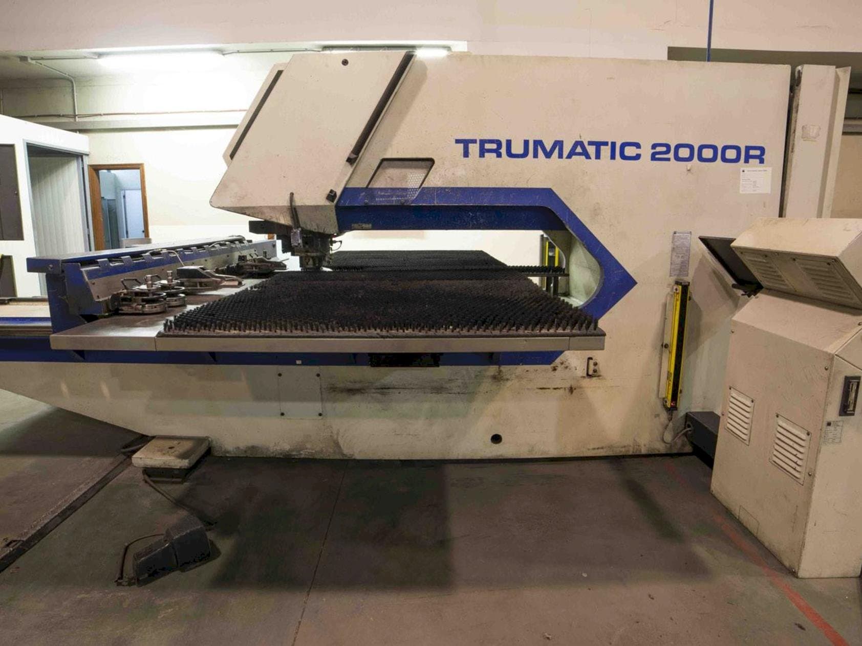 Vista Frontal  da Trumpf Trumatic 2000R  máquina