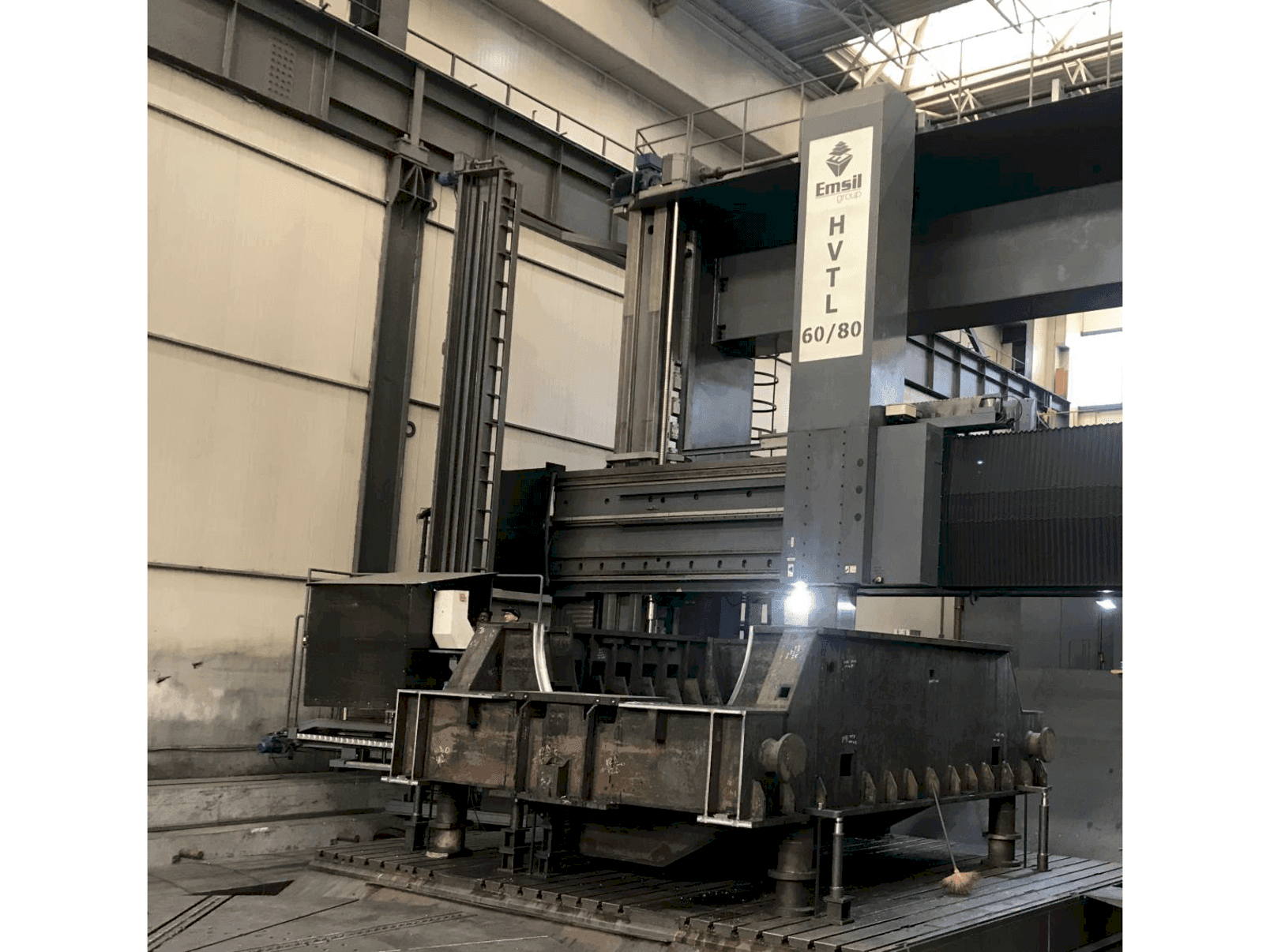 Vista Frontal  da Emsil HVTL 60/80  máquina
