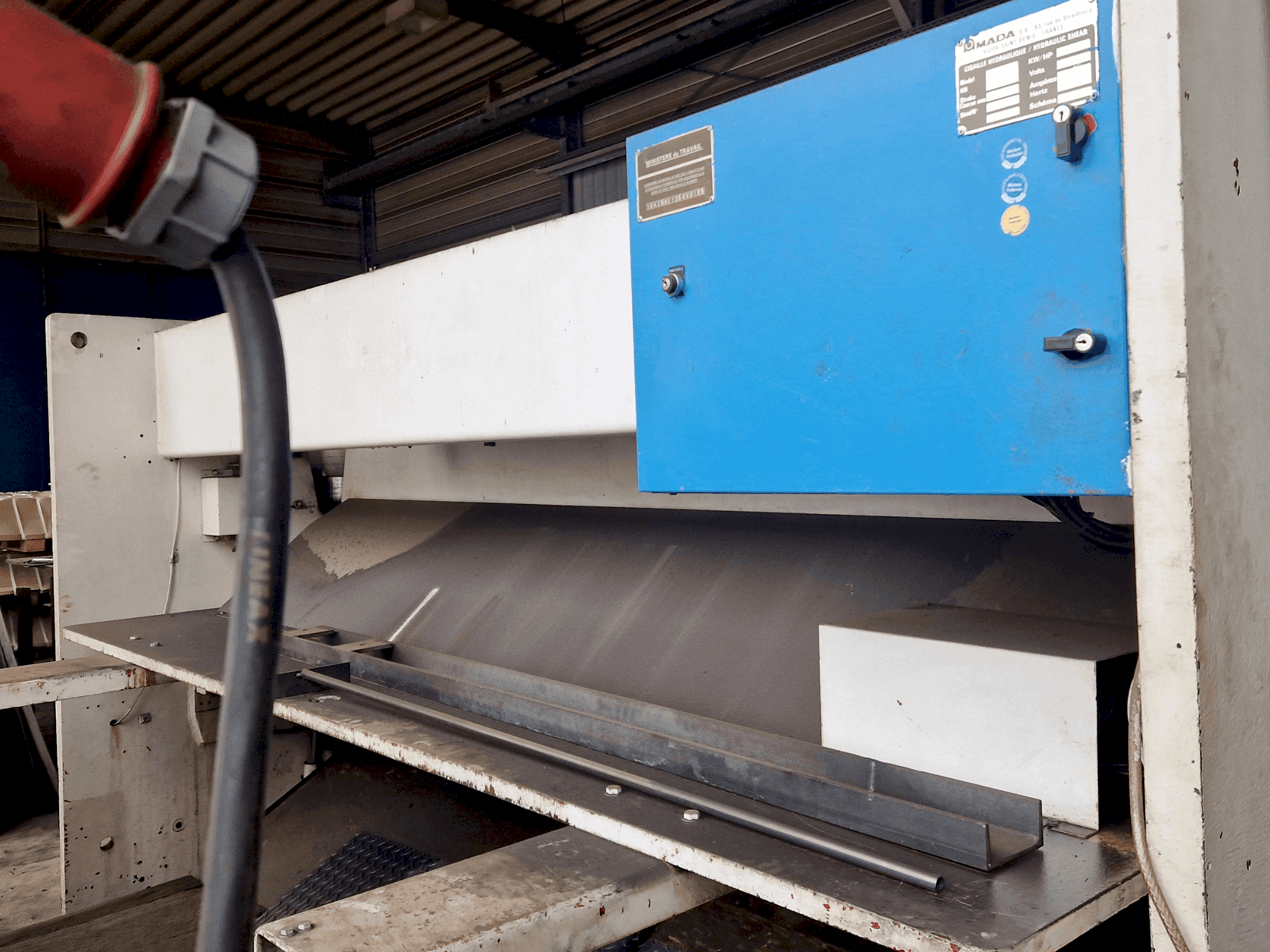 Vista Frontal  da AMADA GPN1 30  máquina