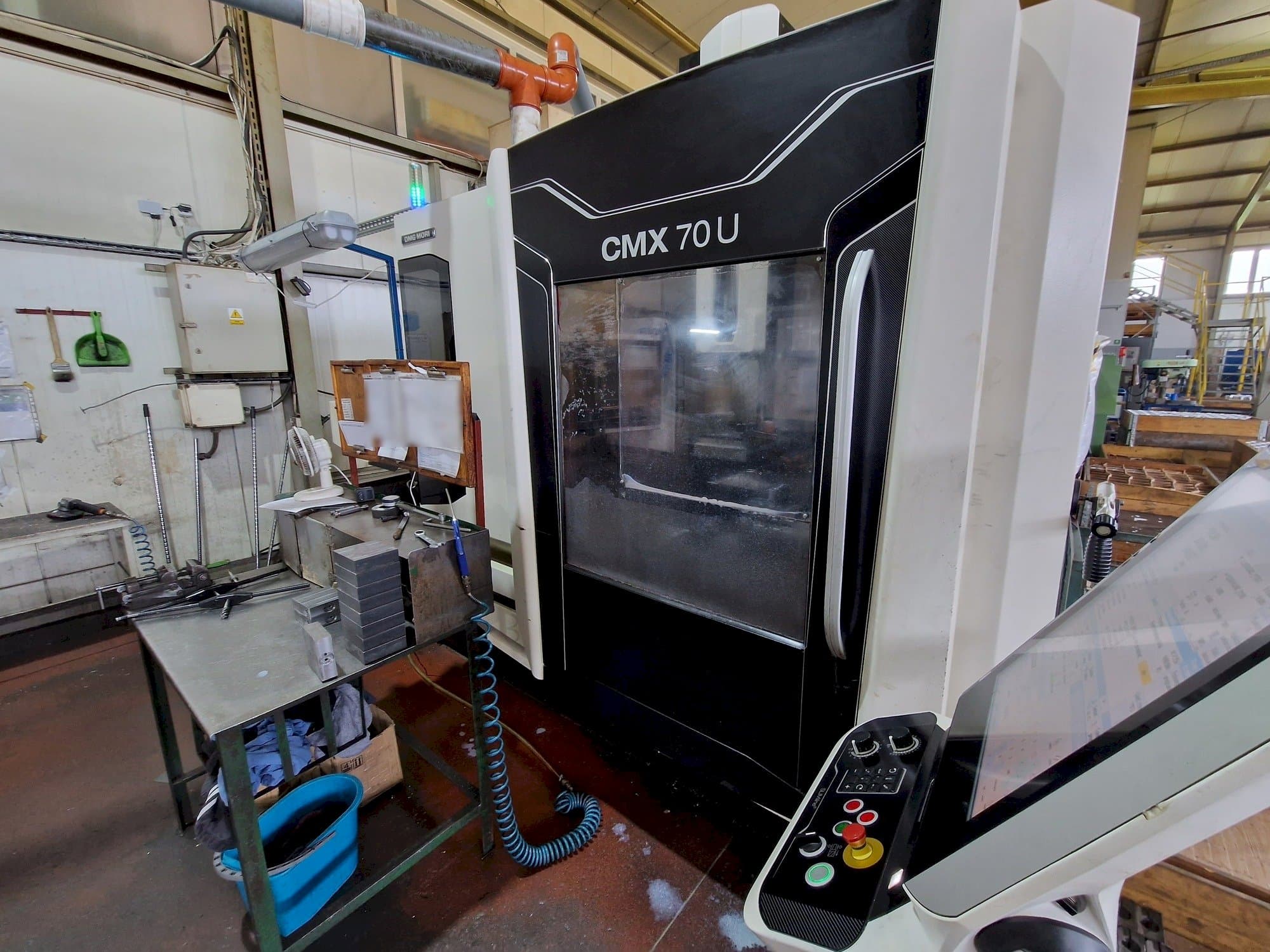 Vista Frontal  da DMG MORI CMX 70 U  máquina