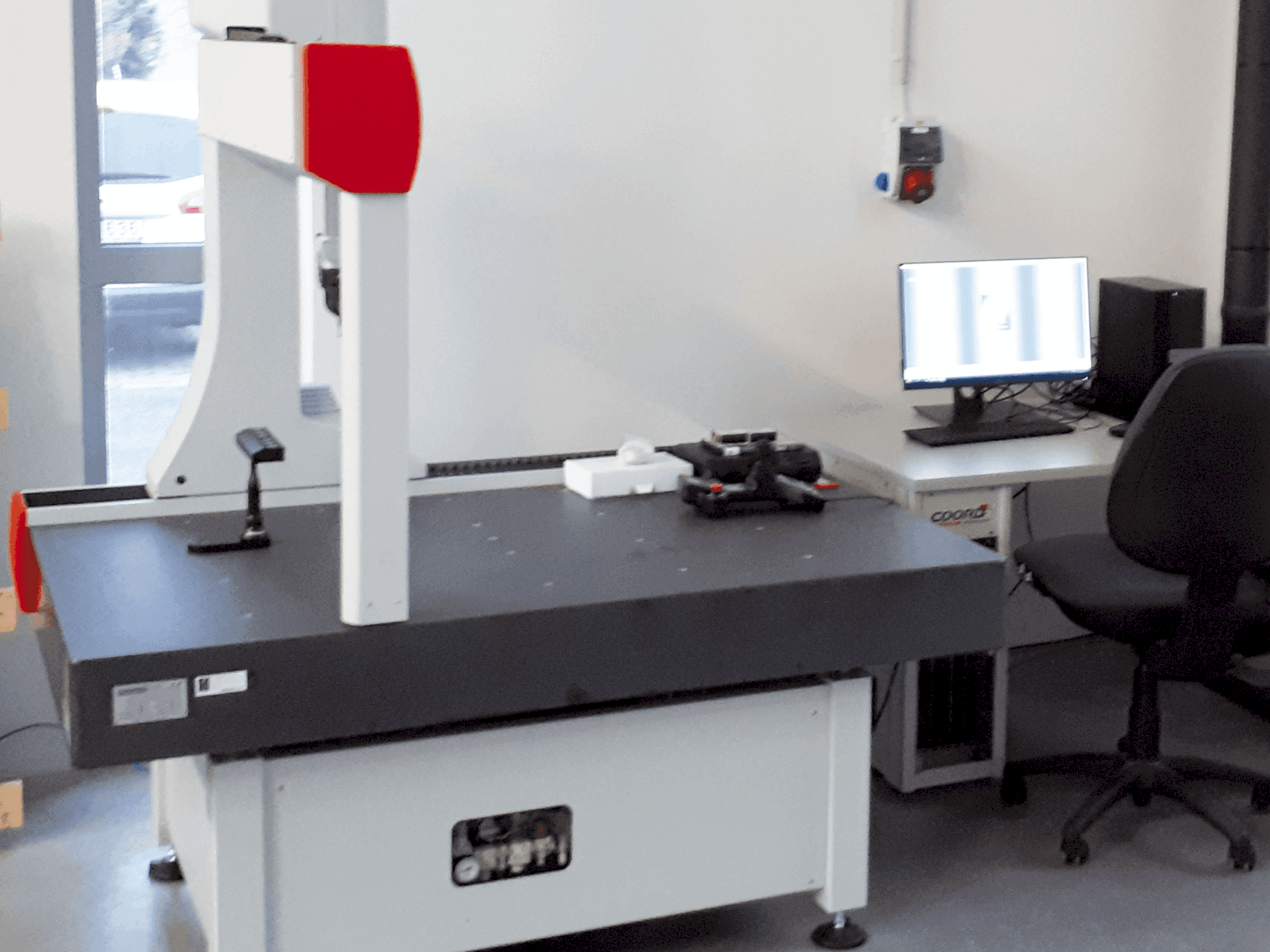 Vista Frontal  da Coord3 ARES NT-L 10.7.5 CNC  máquina