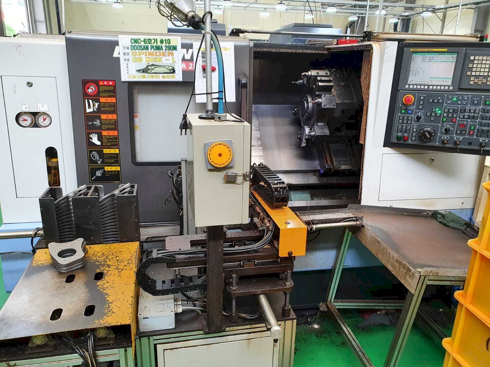 Vista Frontal  da Doosan Puma 280M  máquina