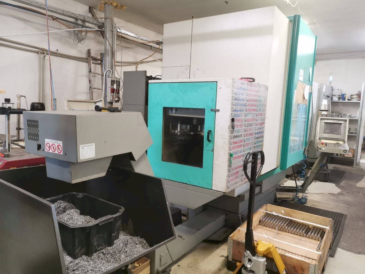 Vista Frontal  da DECKEL MAHO 70 V  máquina