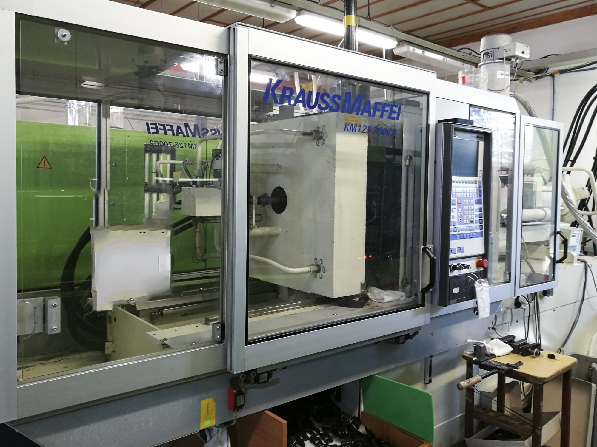 Vista Esquerda  da Krauss Maffei 125-700 C2  máquina