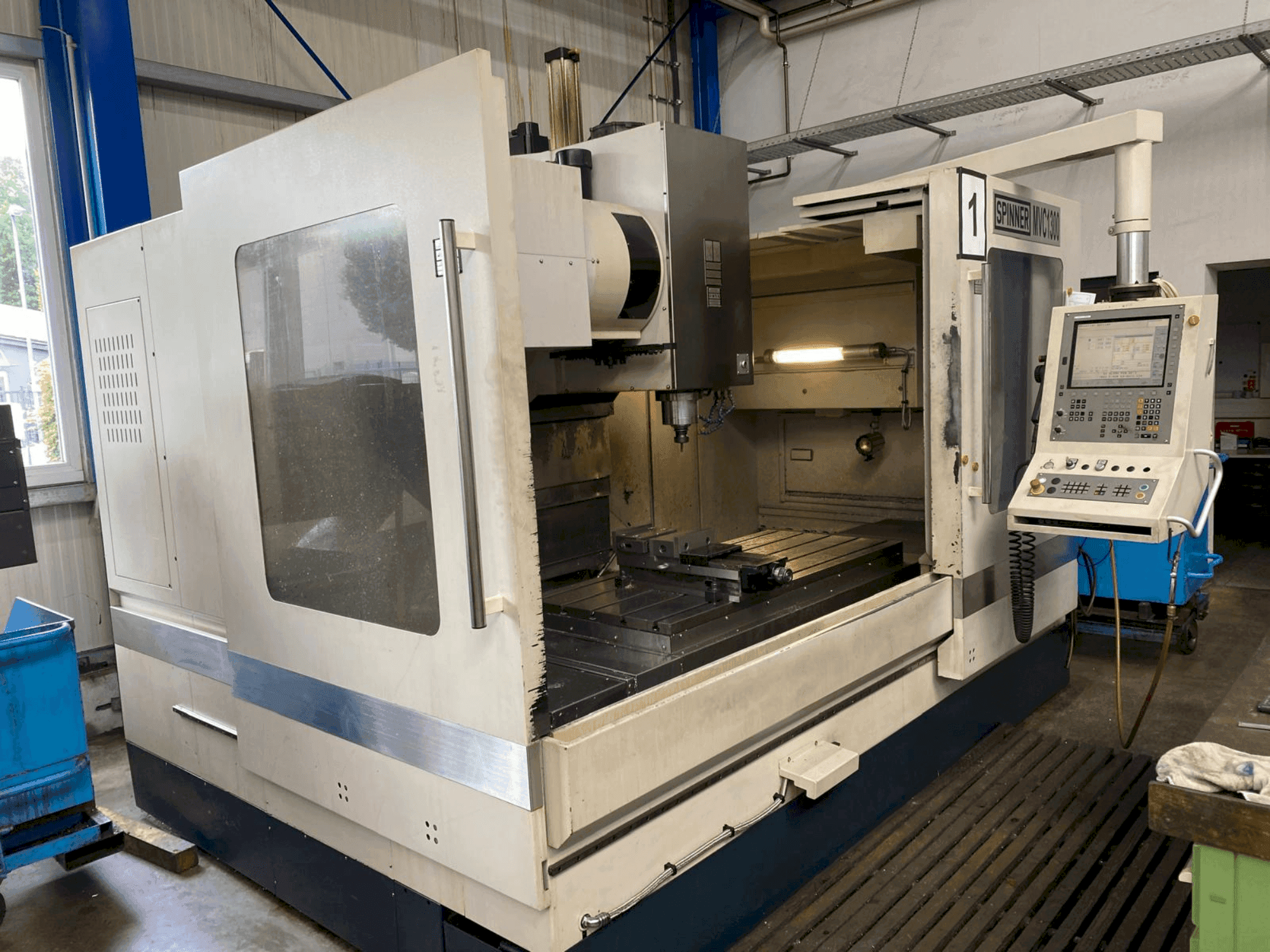 Vista Frontal  da SPINNER MVC 1300  máquina