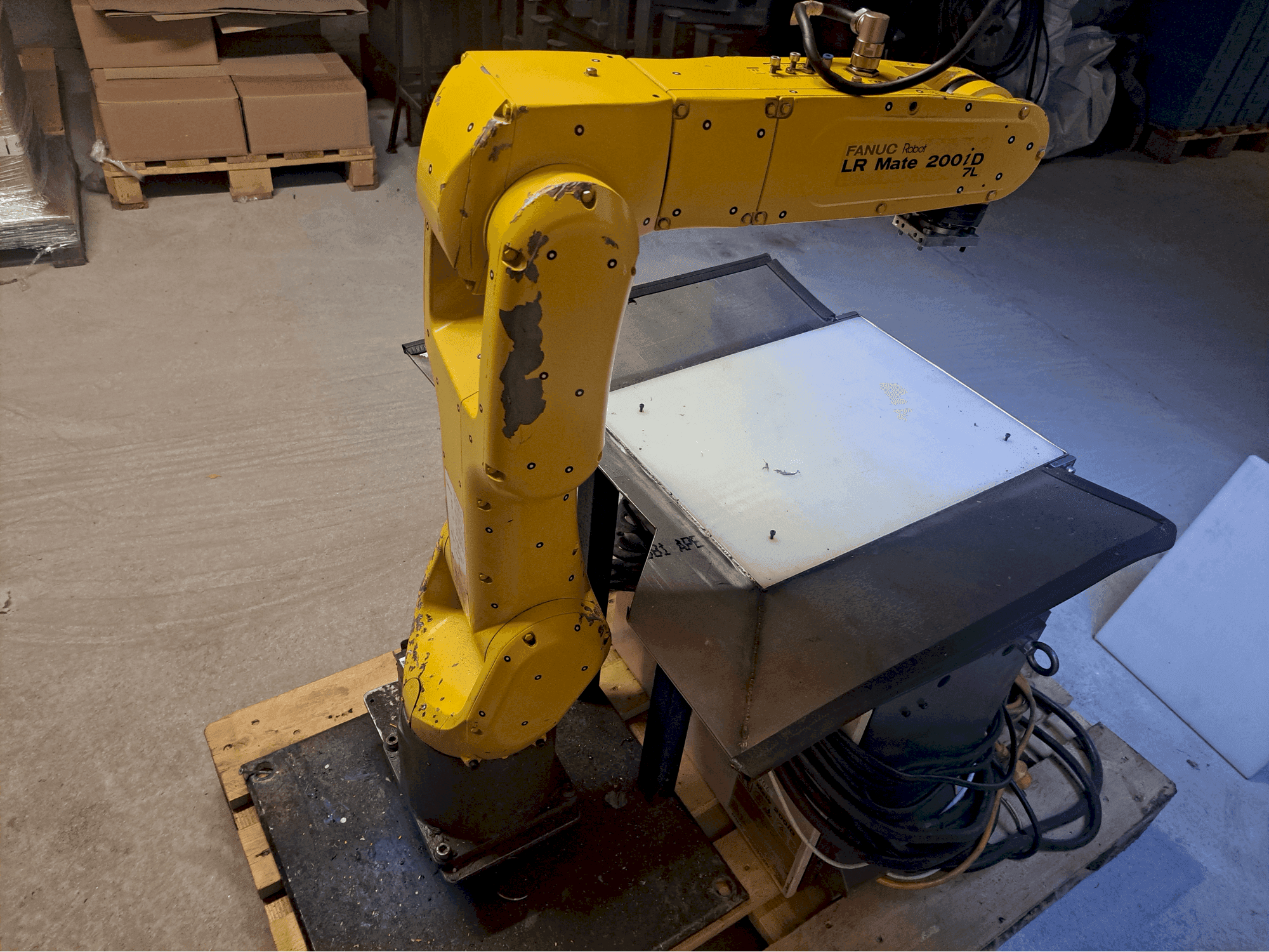 Vista Frontal  da FANUC LR Mate 200iD/7L  máquina
