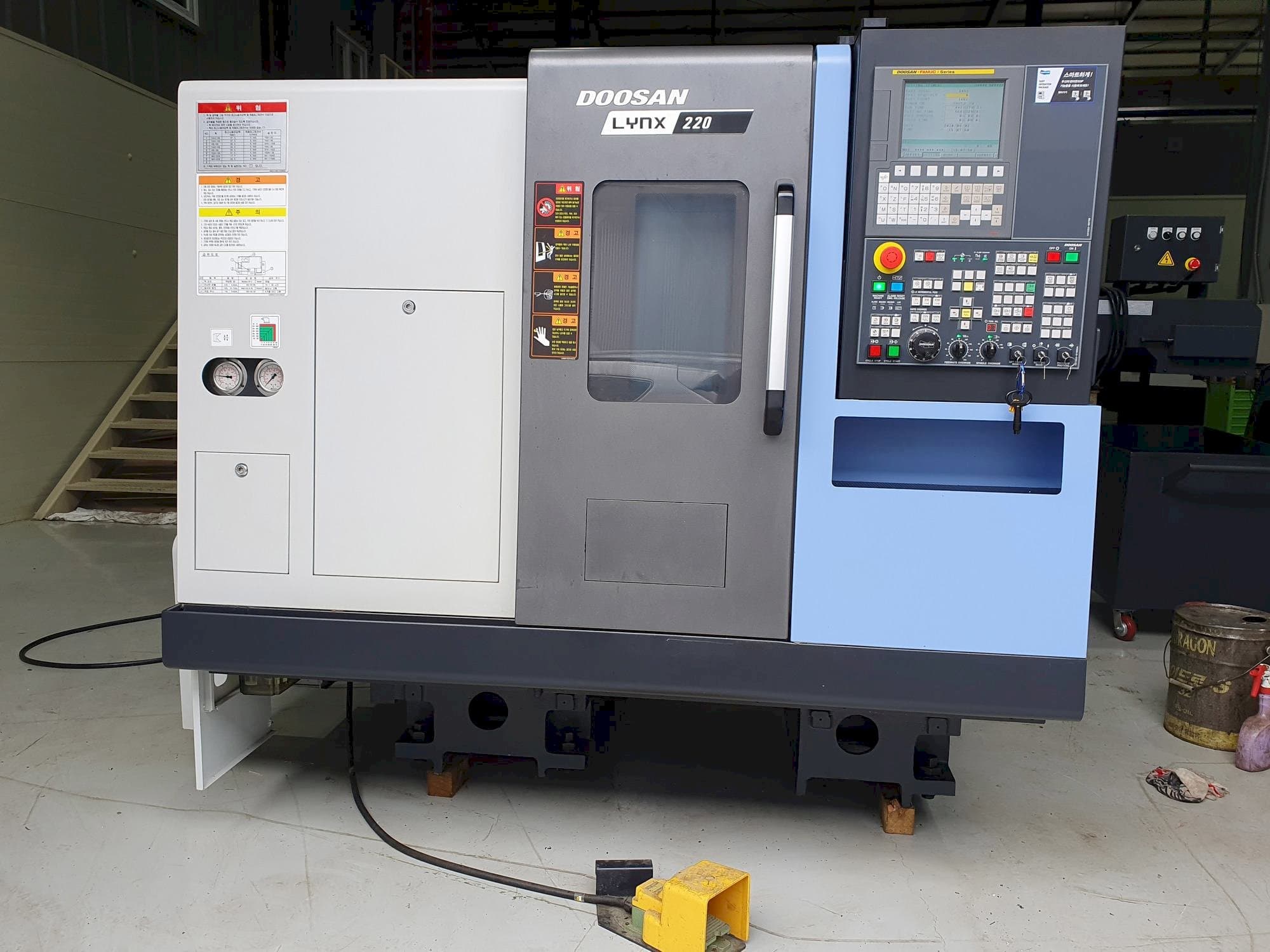 Vista Frontal  da Doosan LYNX220C  máquina