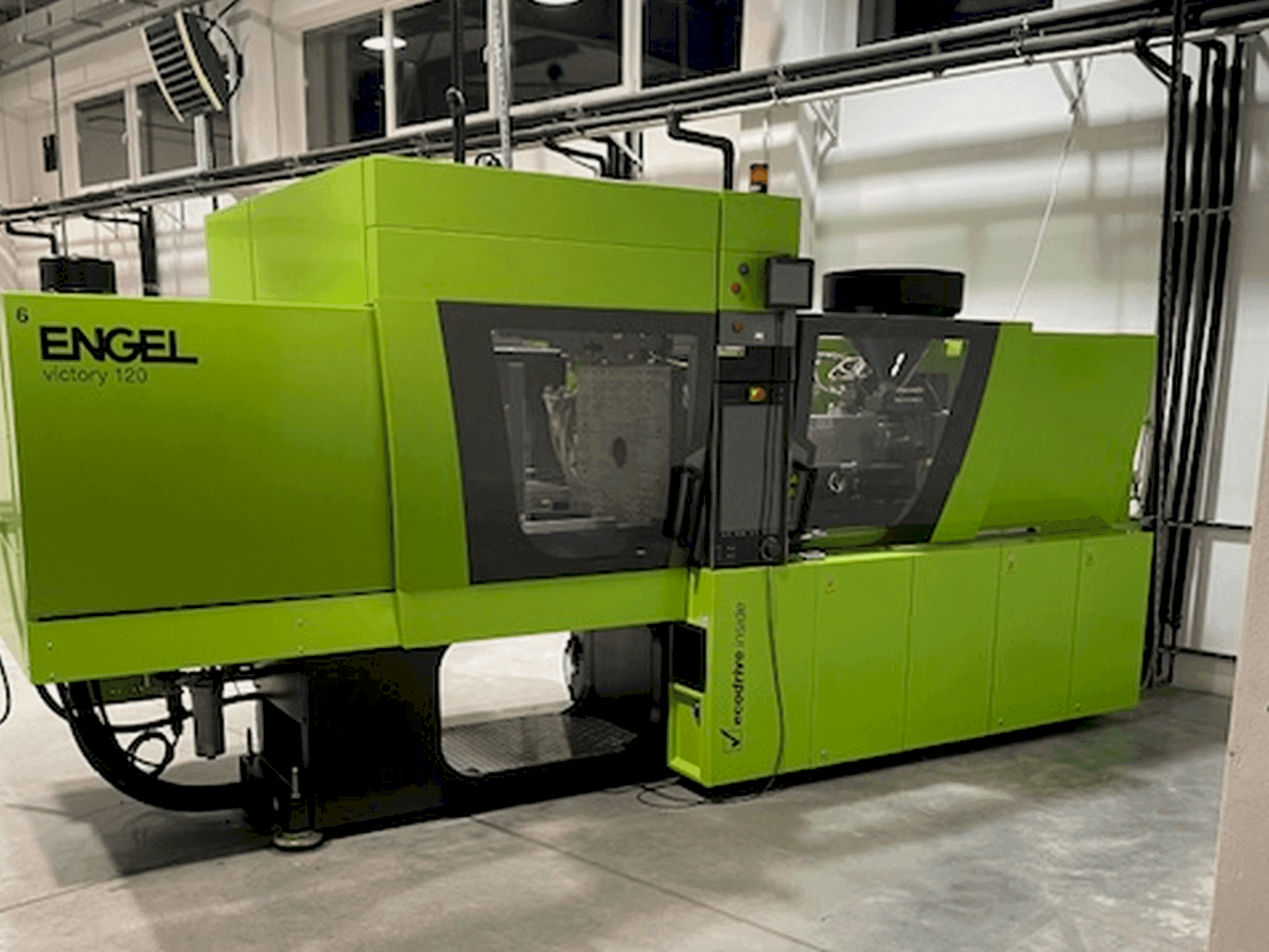 Vista Frontal  da Engel Victory 650/120 tech  máquina