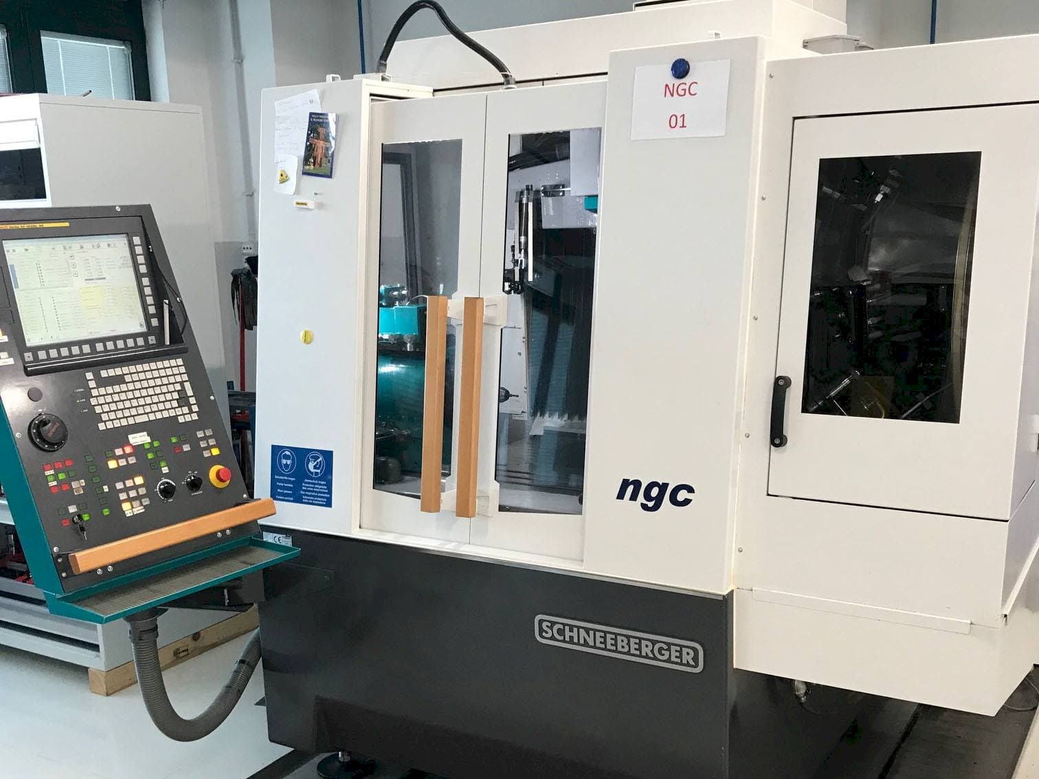 Vista Frontal  da Schneeberger NGC  máquina