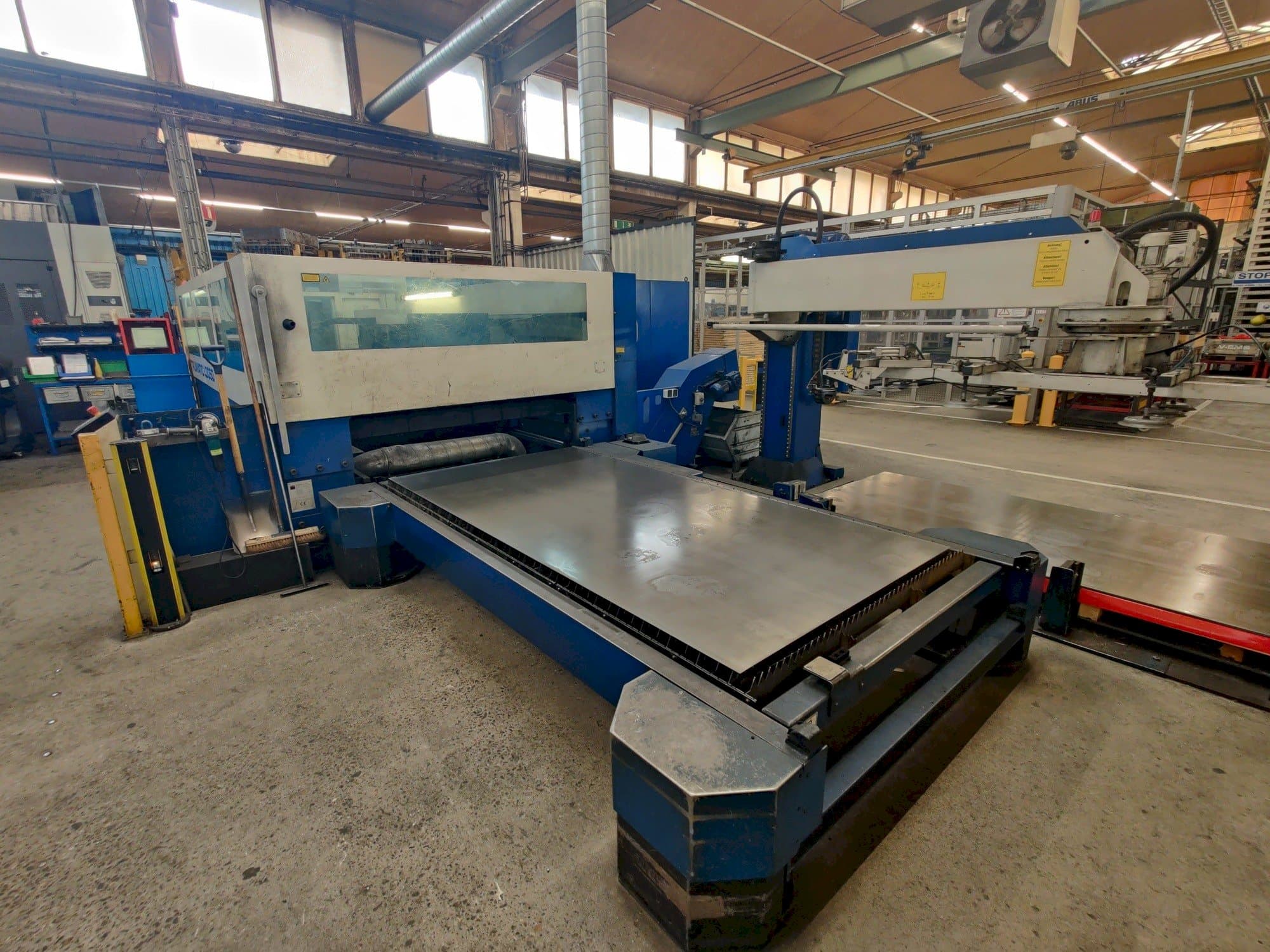 Vista Frontal  da Trumpf Trumatic L3050  máquina