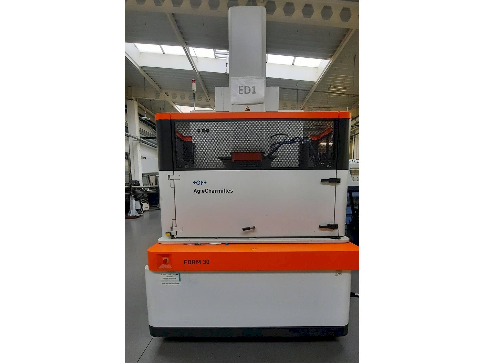 Vista Frontal  da AgieCharmilles FORM 30  máquina