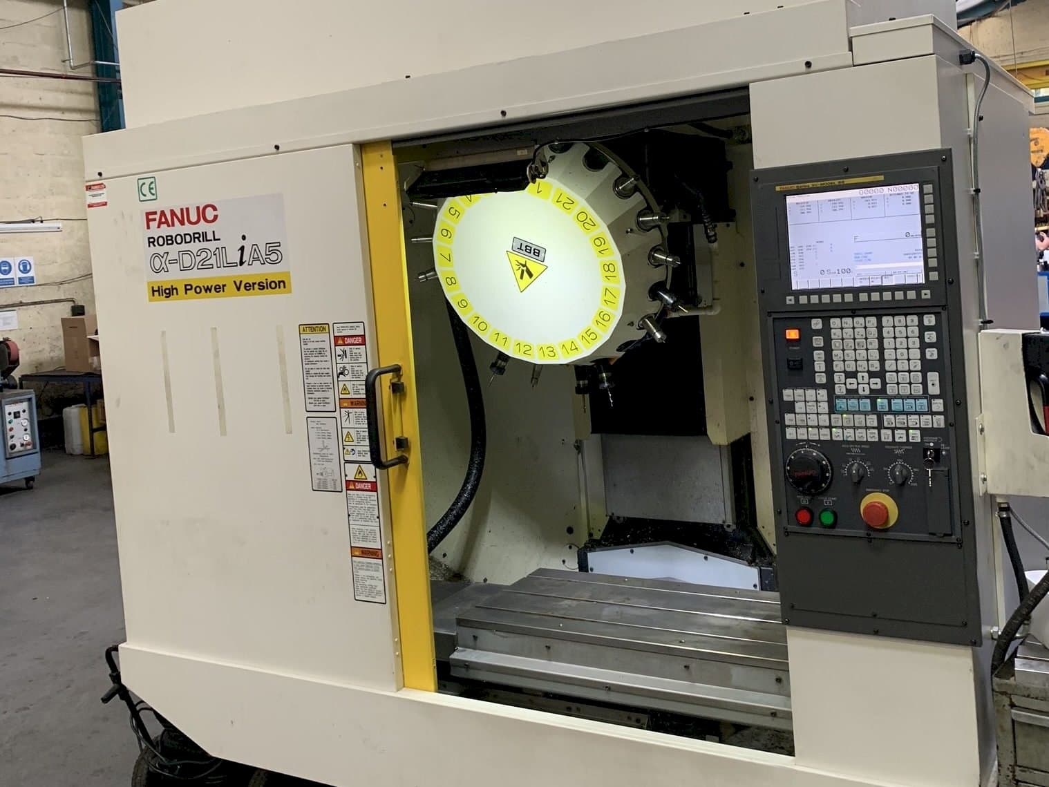 Vista Frontal  da FANUC Robodrill Alpha D21LiA5  máquina
