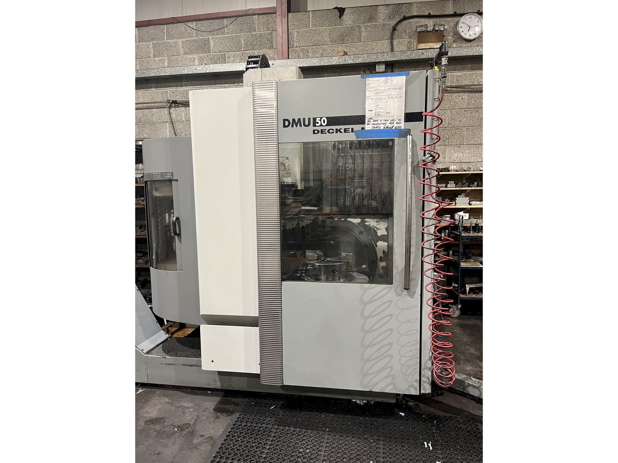 Vista Frontal  da DECKEL MAHO DMU 50  máquina