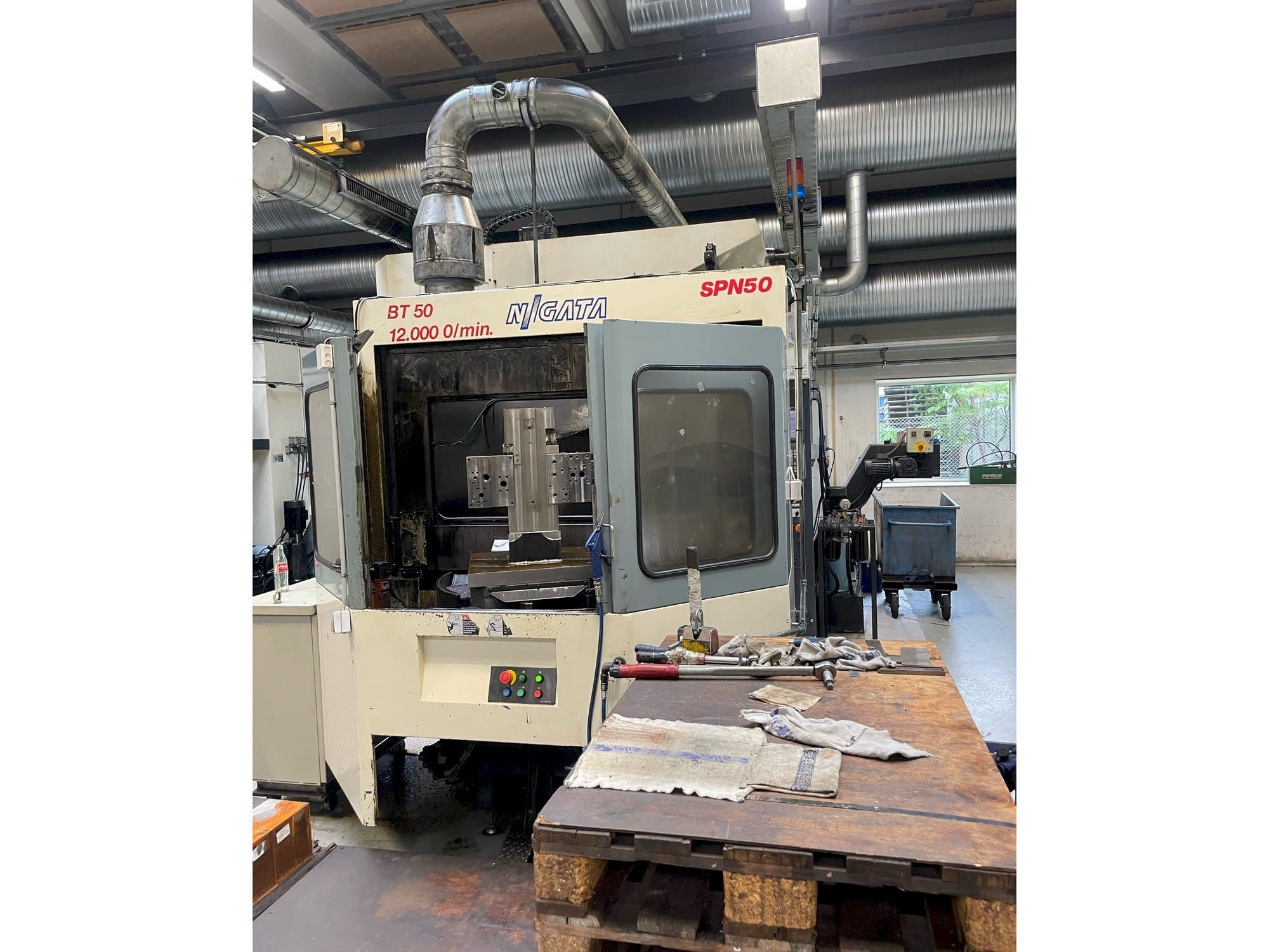 Vista Frontal  da Niigata SPN 50  máquina