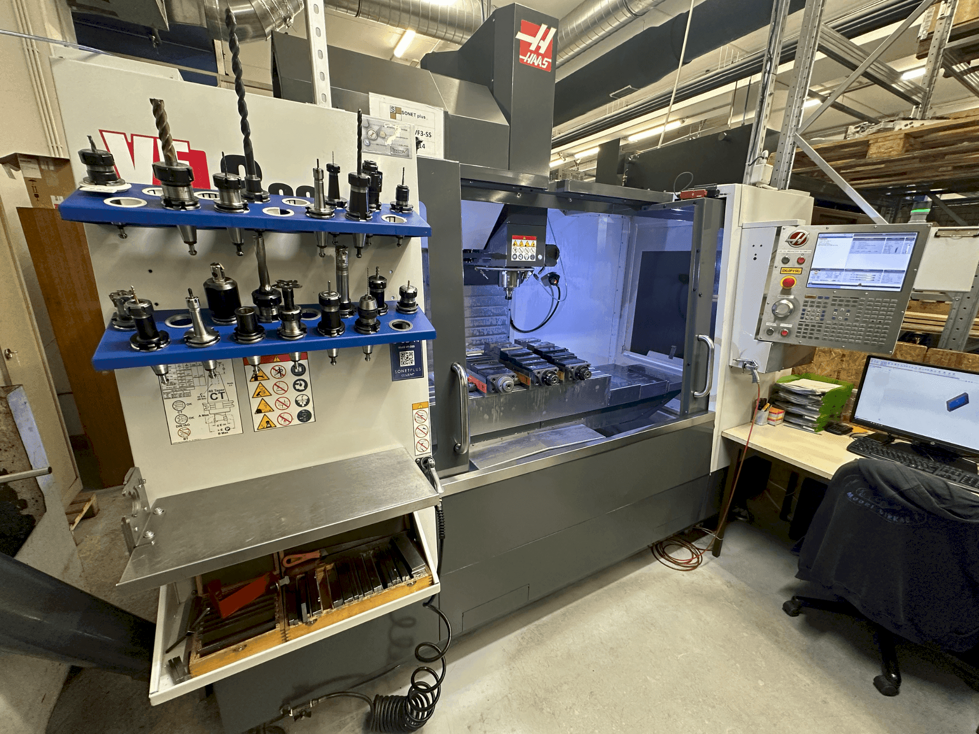 Vista Frontal  da HAAS VF-3SS  máquina