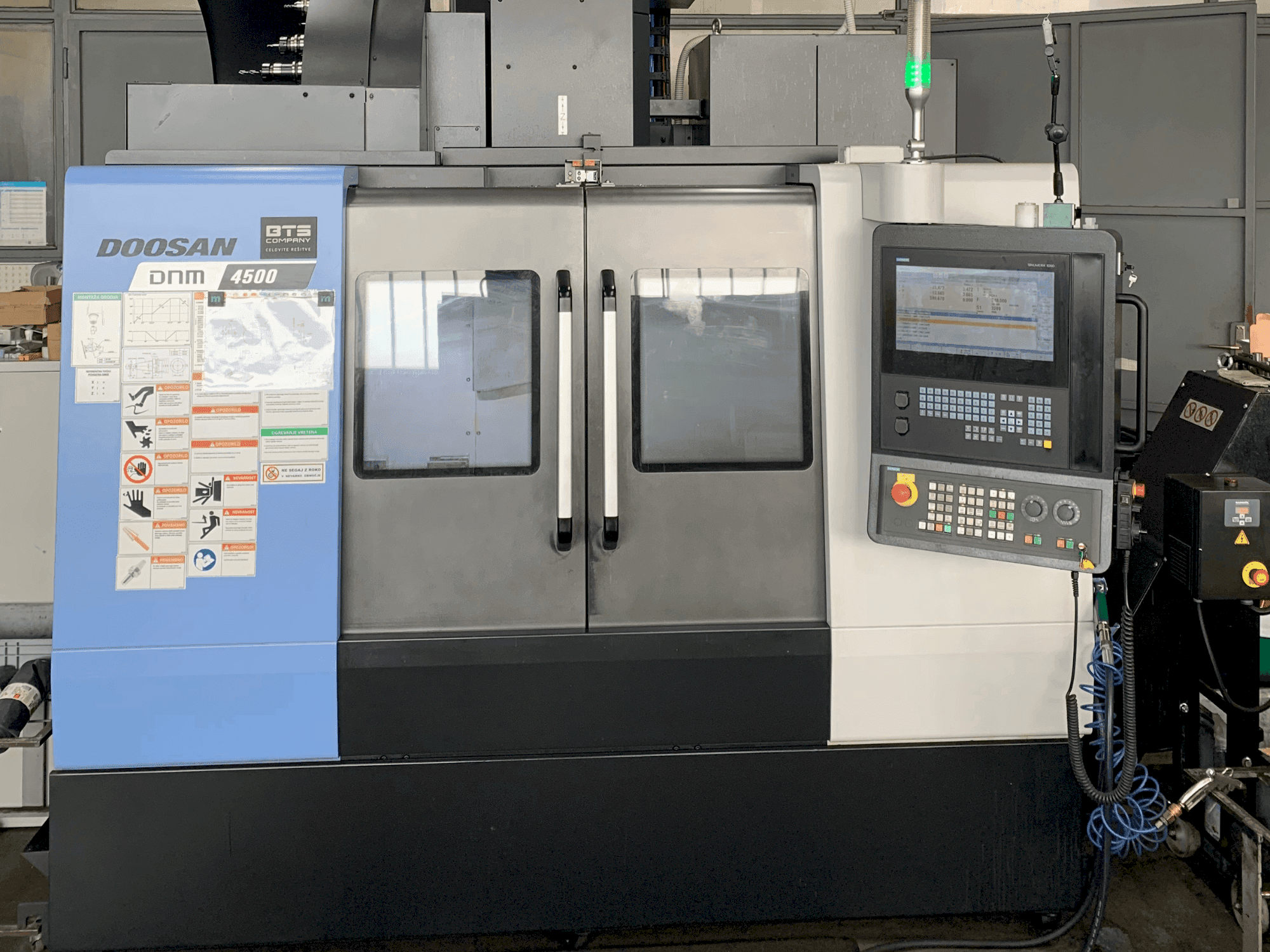 Vista Frontal  da DOOSAN DNM 4500  máquina