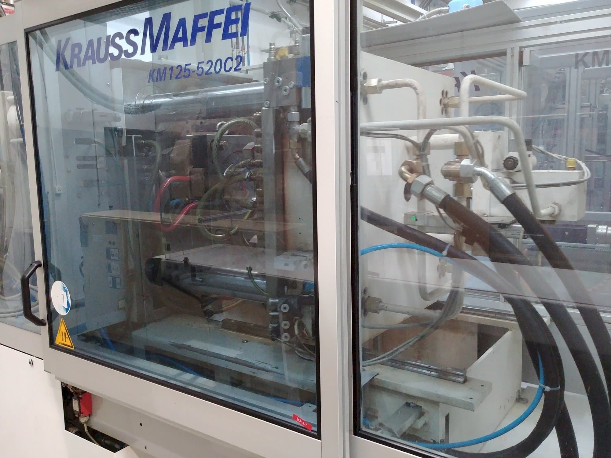 Vista Esquerda  da Krauss Maffei KM 125-520 C2  máquina