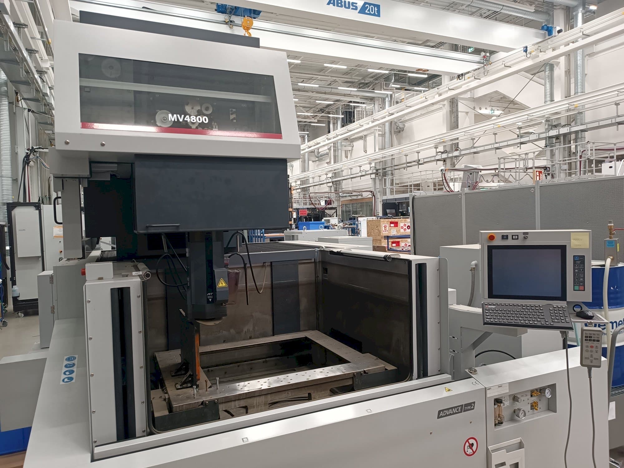 Vista Frontal  da Mitsubishi MV4800  máquina