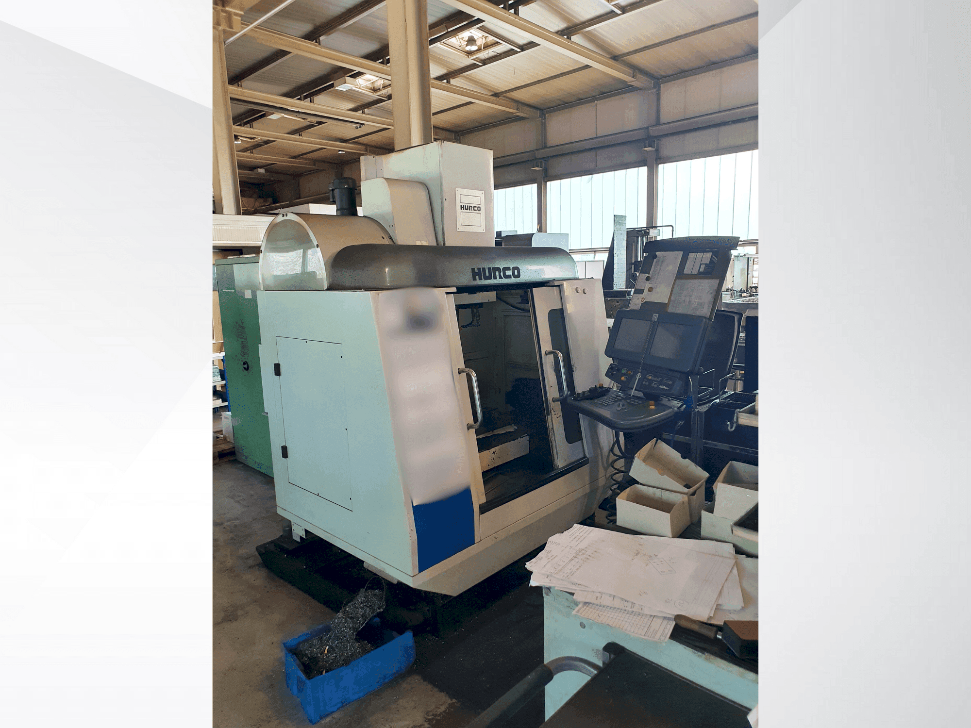 Vista Frontal  da Hurco VMX42T  máquina