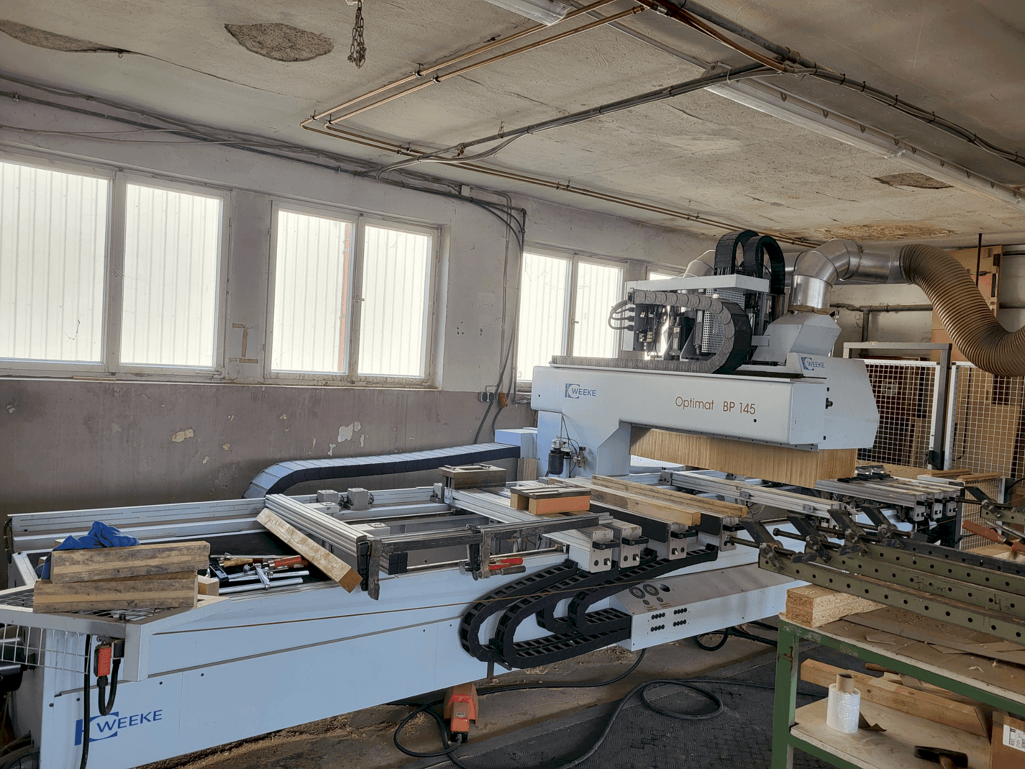 Vista Frontal  da Weeke Optimat BP145  máquina