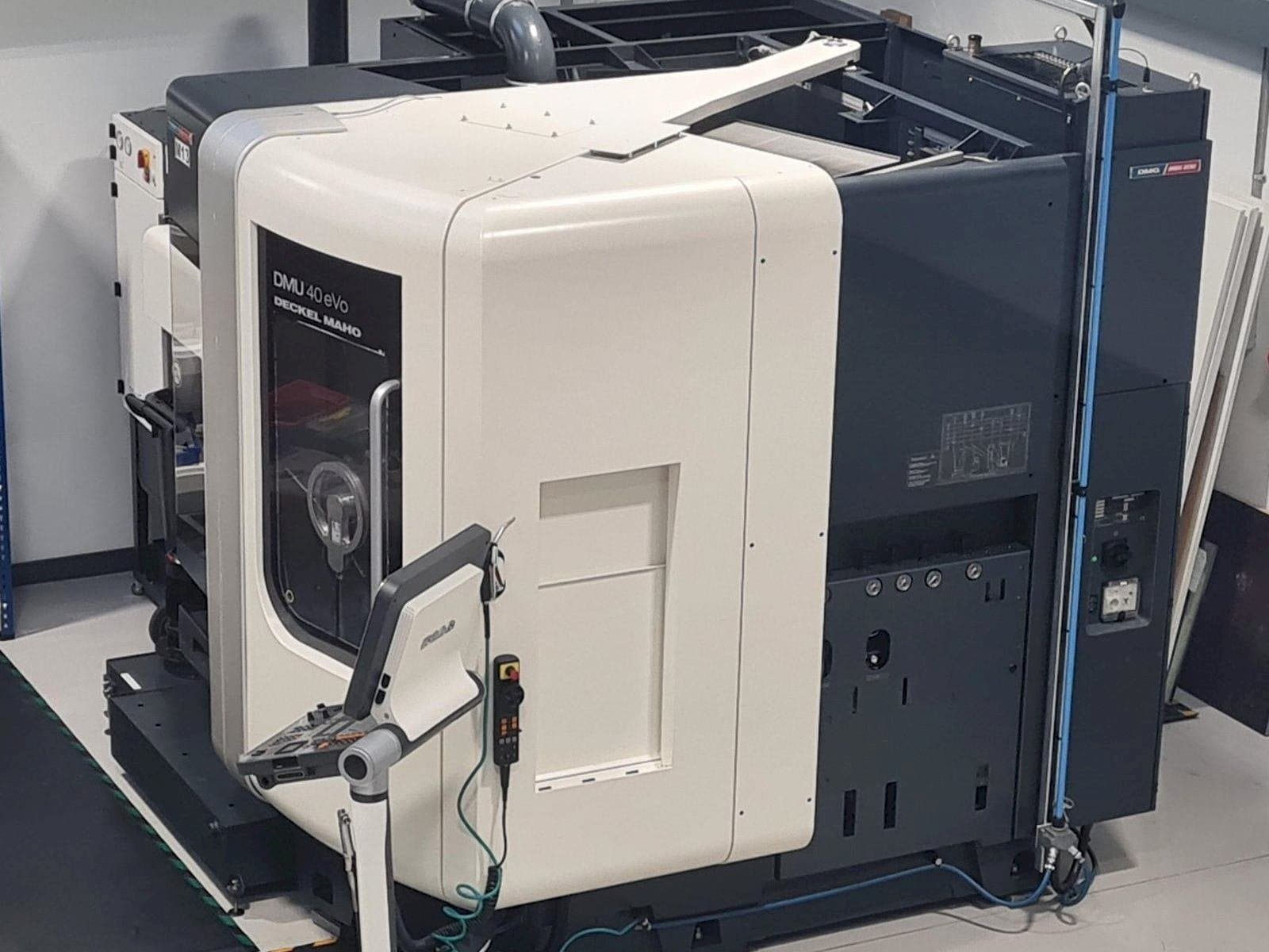 Vista Frontal  da DMG MORI DMU40 eVo  máquina