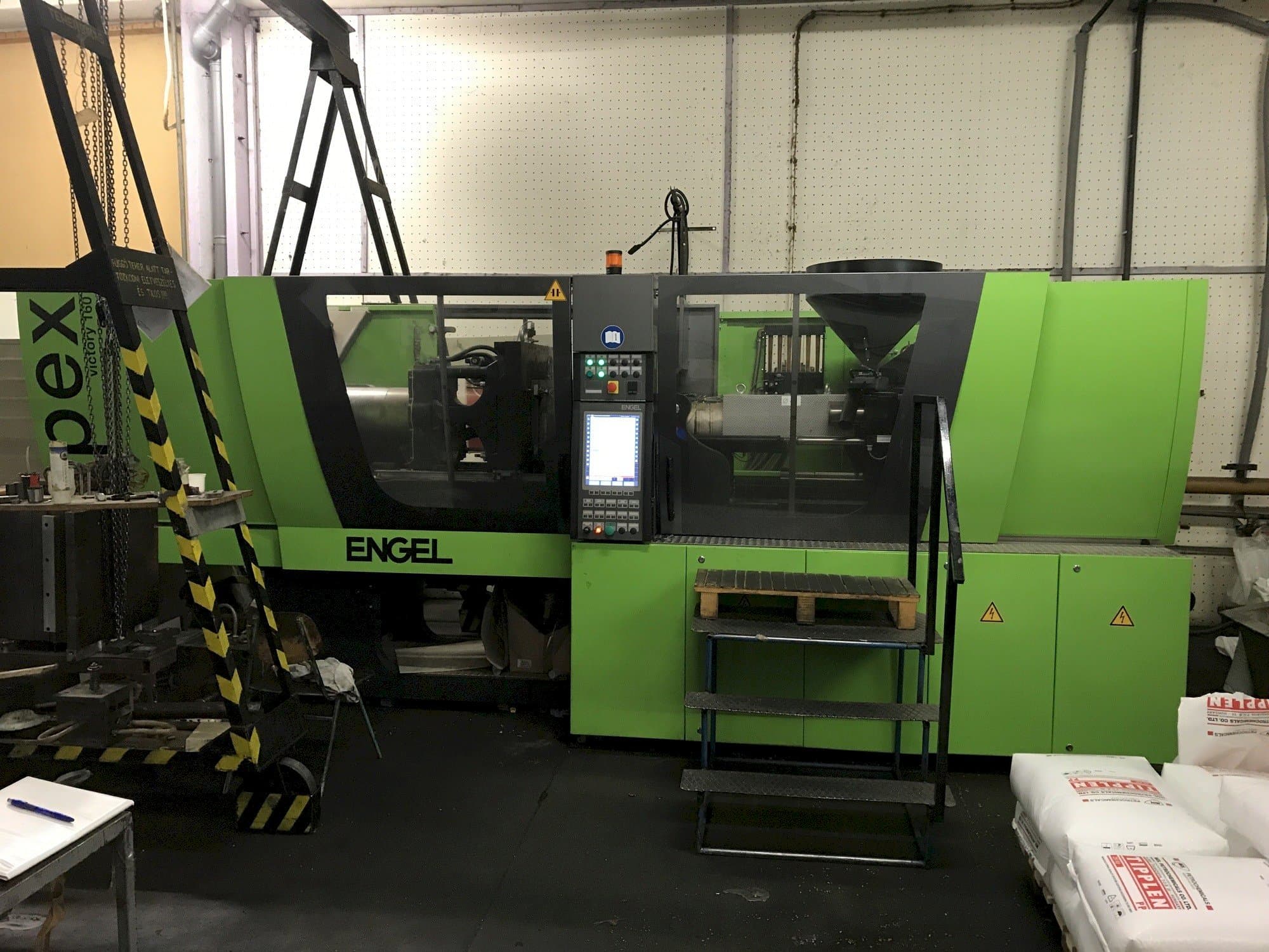 Vista Frontal  da ENGEL Victory 650/160 Spex  máquina