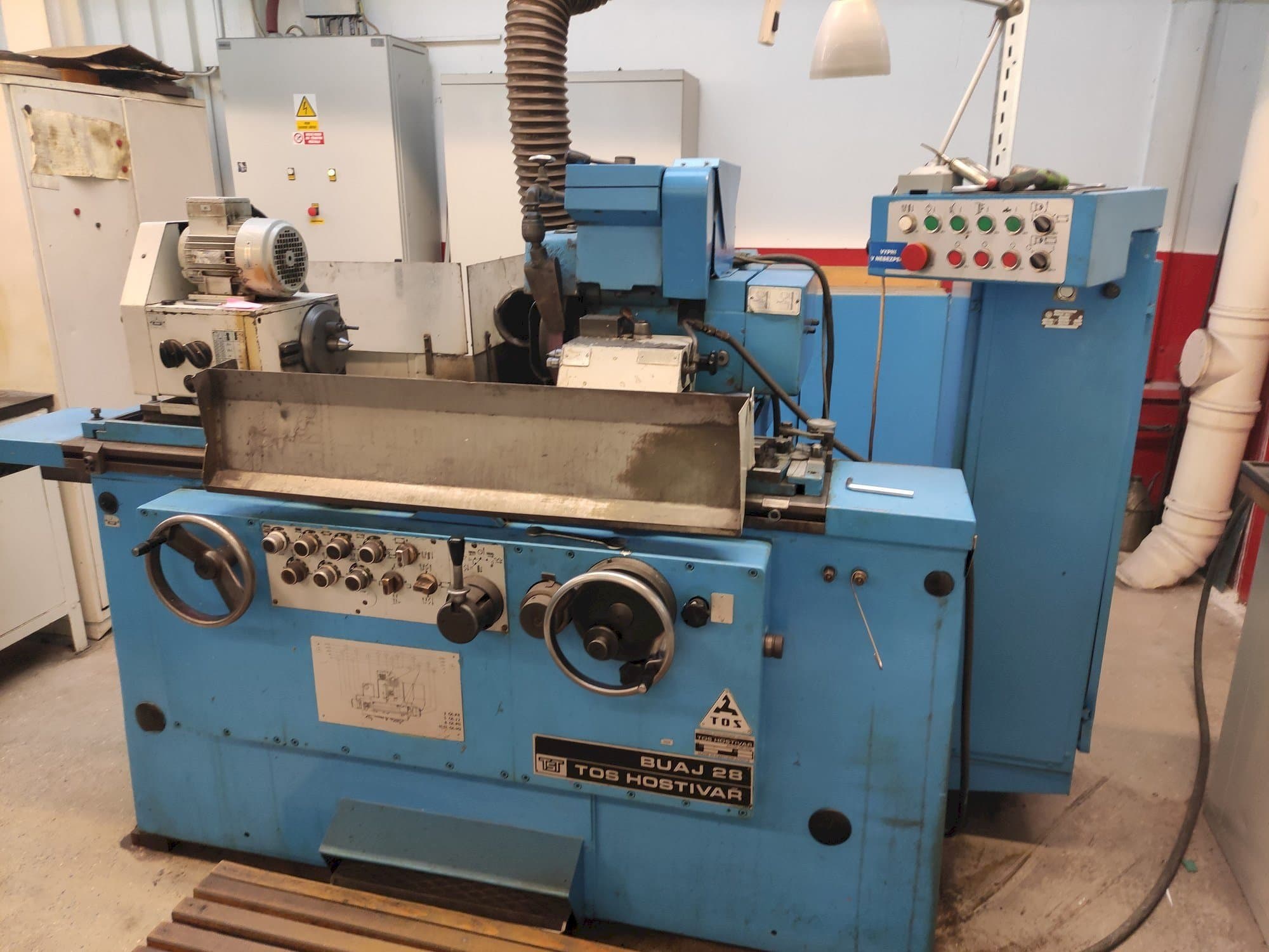 Vista Frontal  da TOS BUAJ 28  máquina