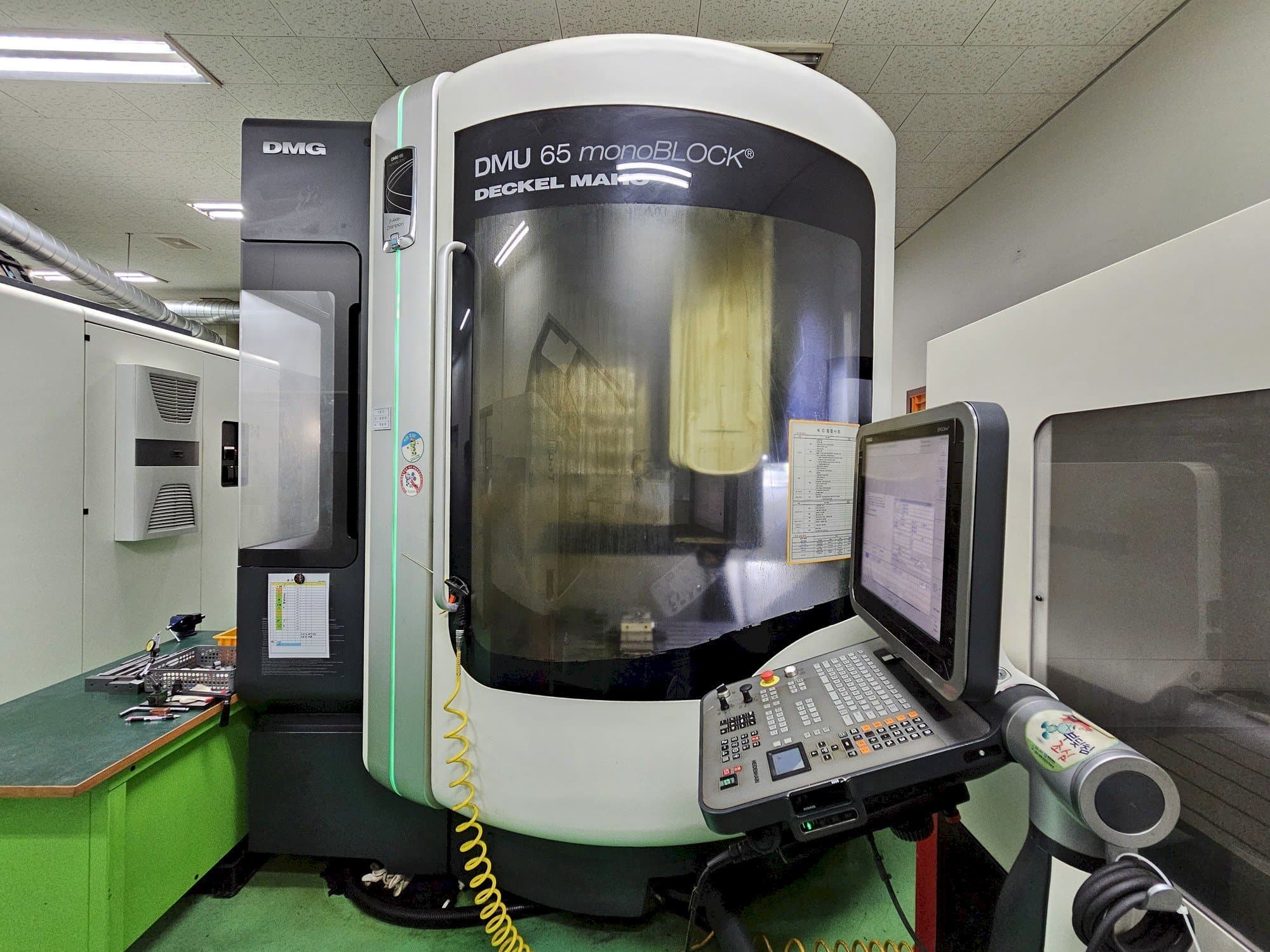 Vista Frontal  da DECKEL MAHO DMU 65 monoBlock  máquina