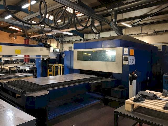 Vista Frontal  da Trumpf Traumatic L 3050  máquina