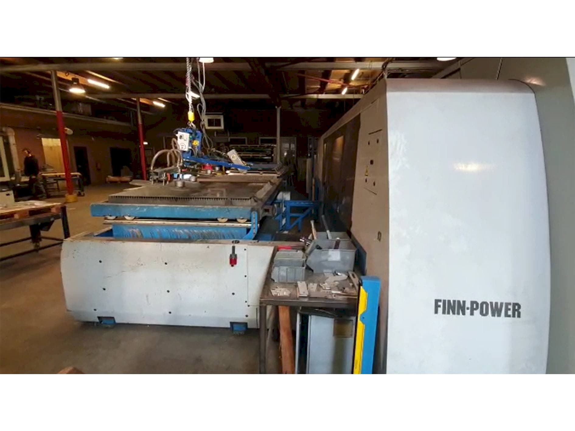 Vista Frontal  da Finn-Power L6 4kW CO2  máquina