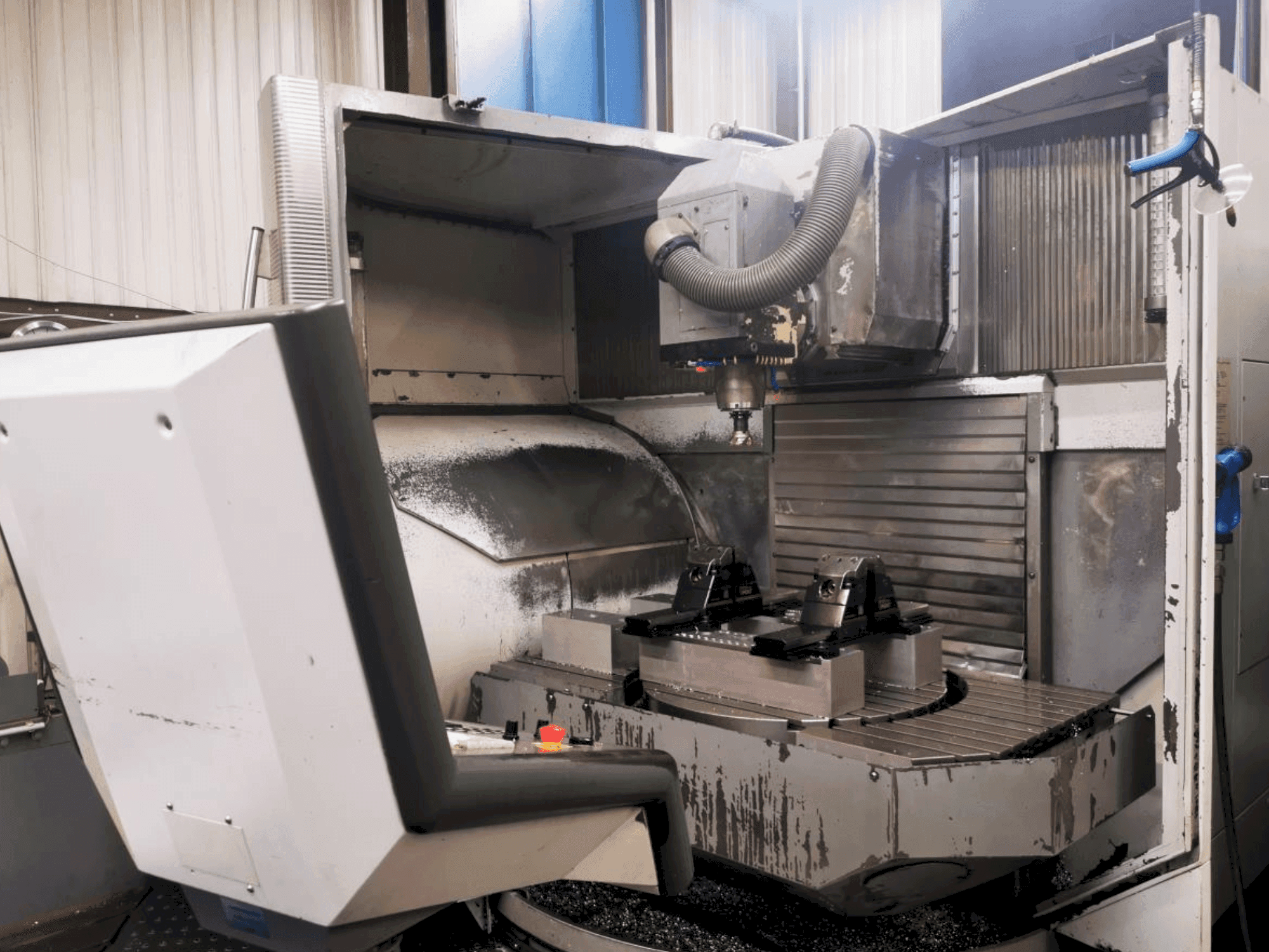 Espaço de trabalho  da DECKEL MAHO DMU 100T  máquina