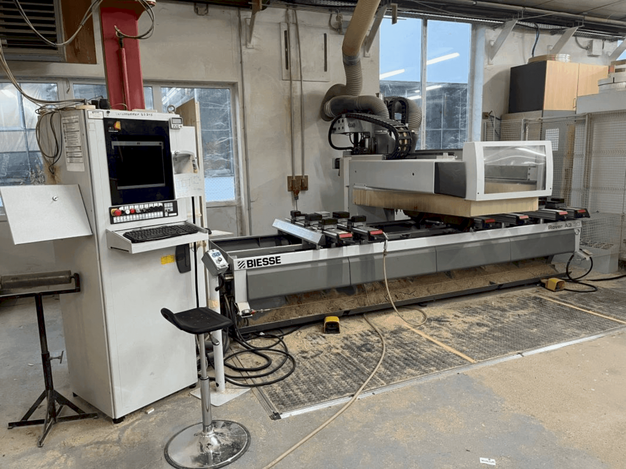 Vista Frontal  da BIESSE ROVER A  máquina