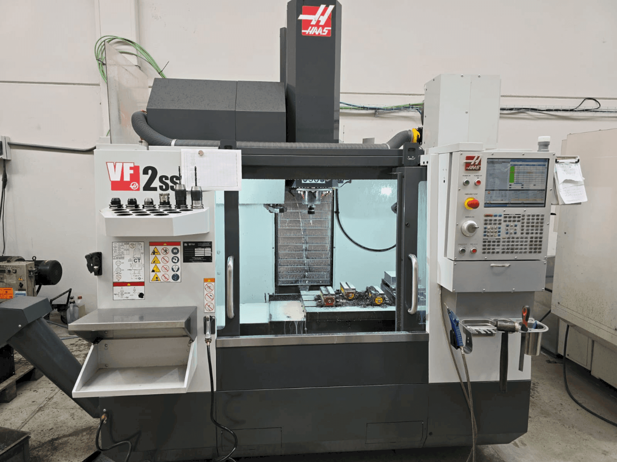 Vista Frontal  da HAAS VF 2SSYT  máquina