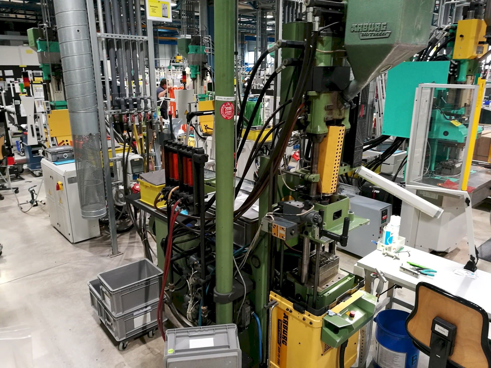 Vista Frontal  da Arburg 221-75-350  máquina