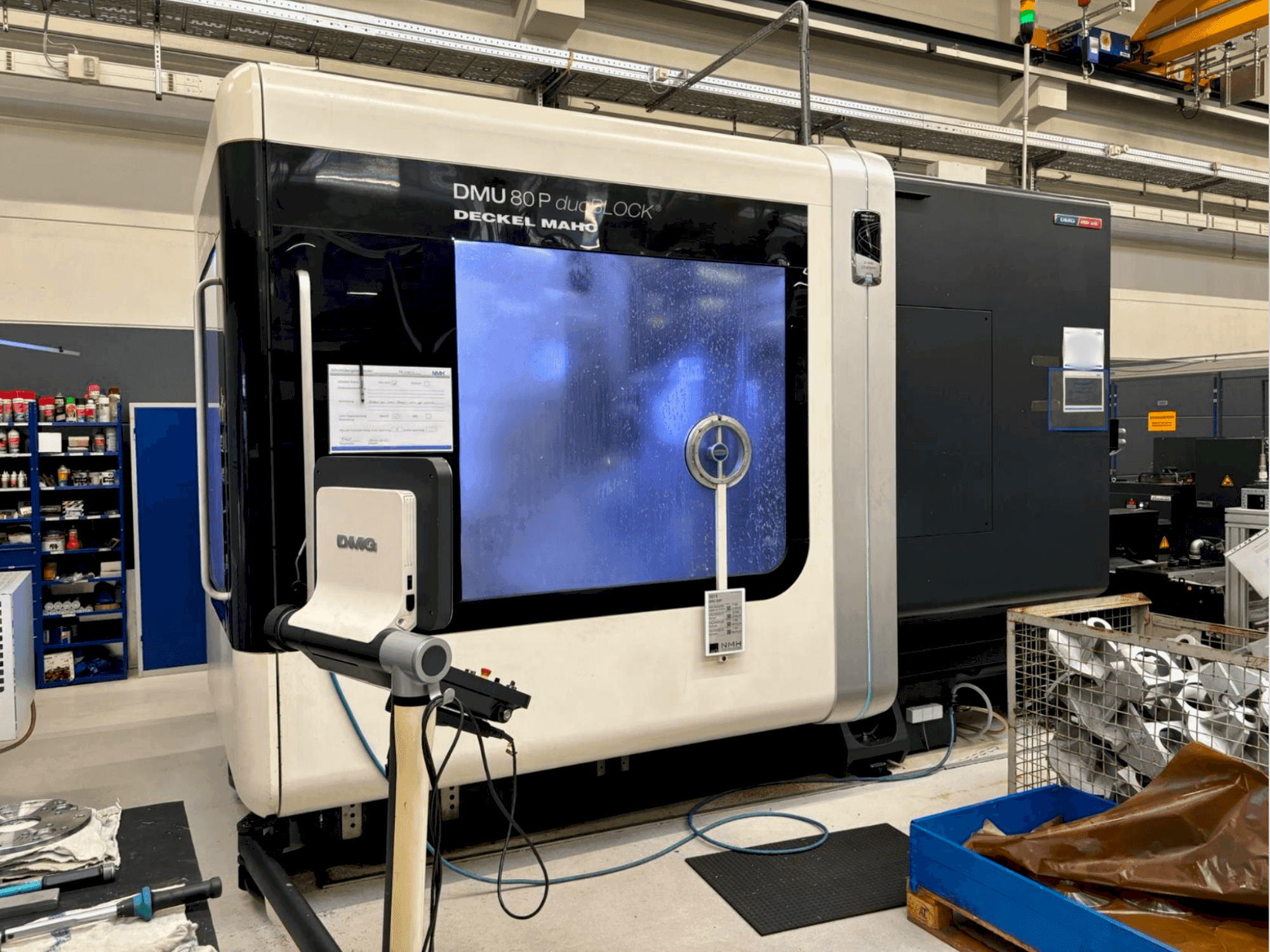 Vista Frontal  da DMG MORI 80 P Duoblock  máquina