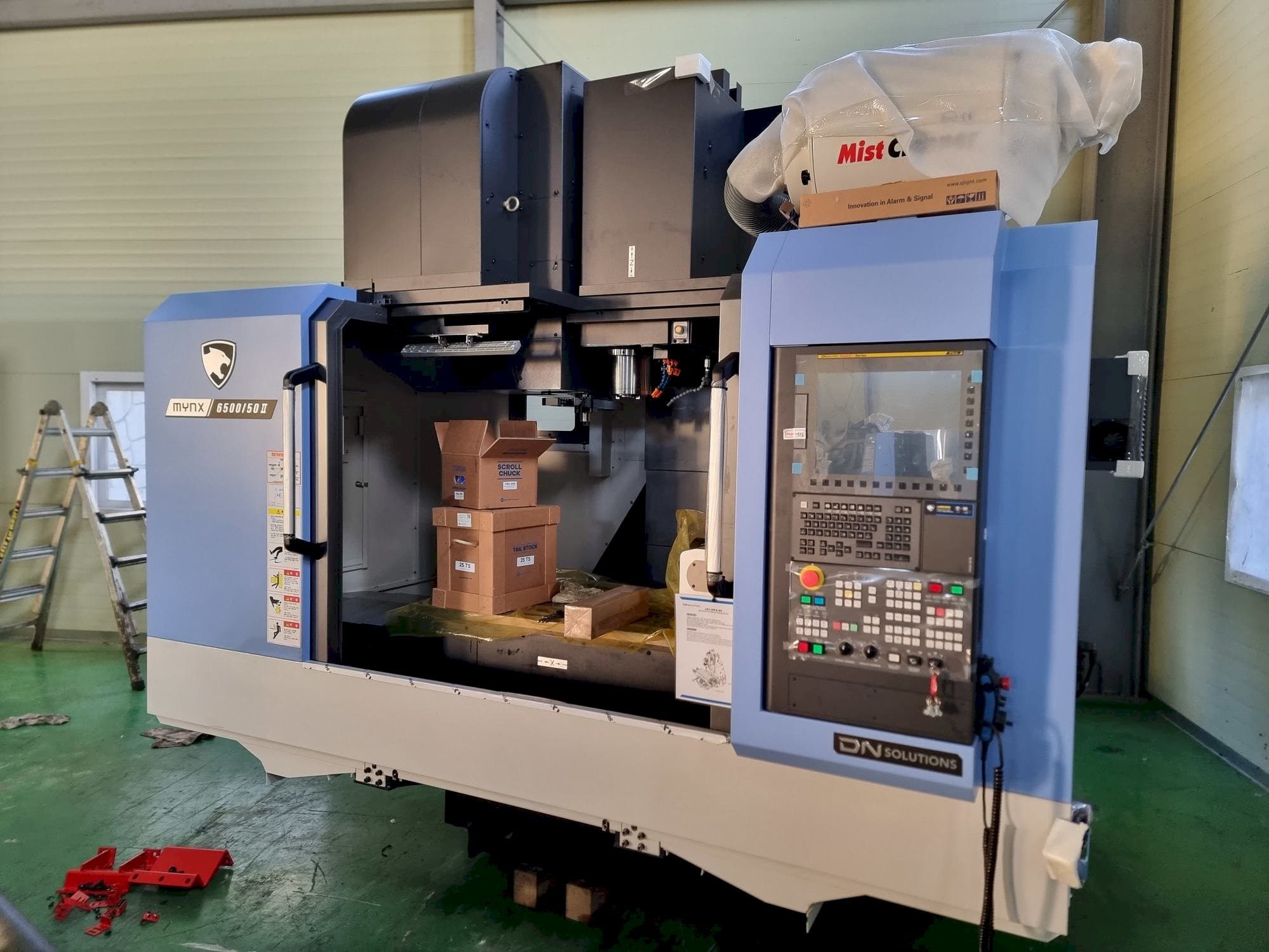 Vista Frontal  da DN SOLUTIONS MYNX 6500/50  máquina