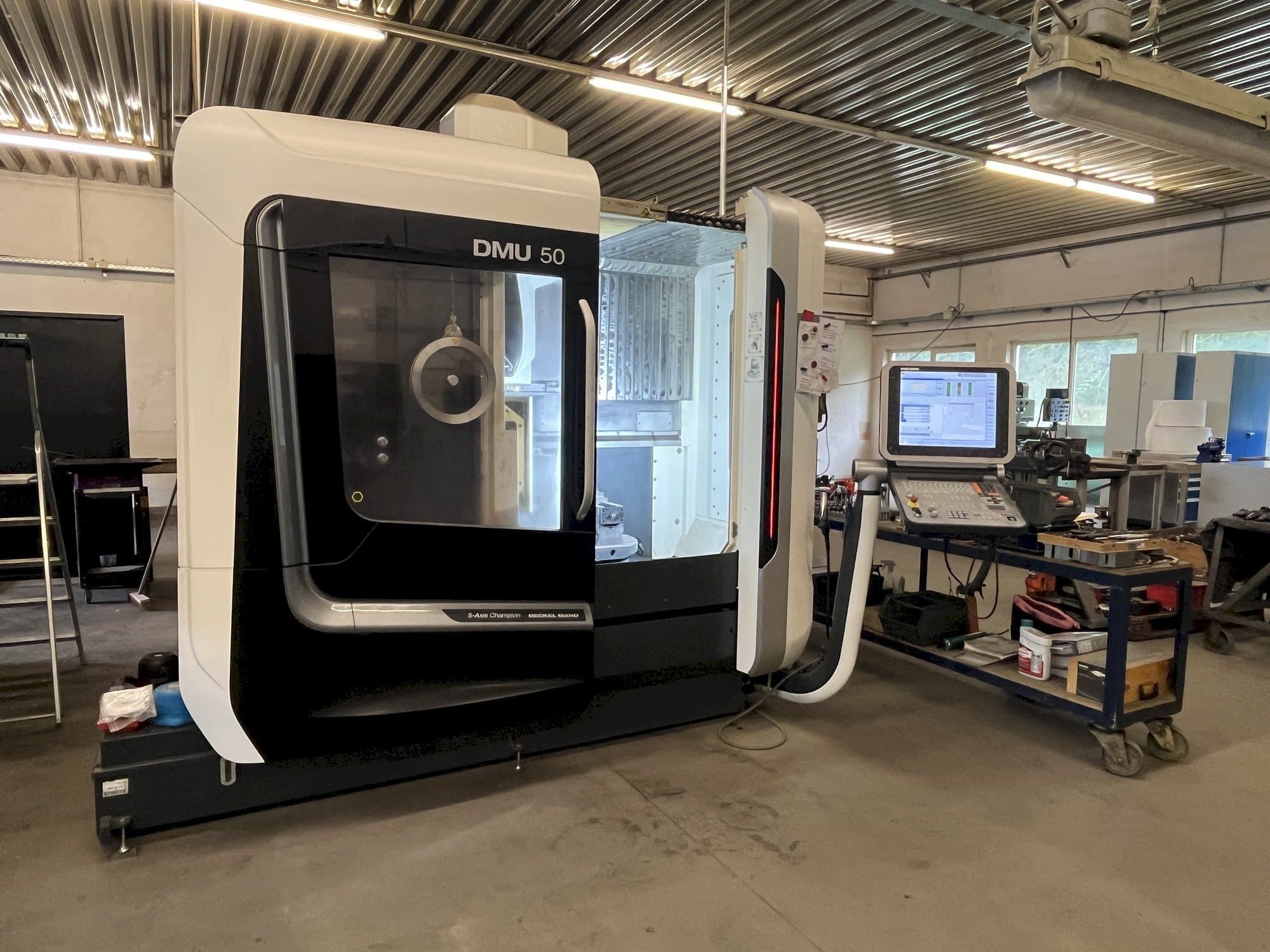 Vista Frontal  da DECKEL MAHO DMU 50  máquina