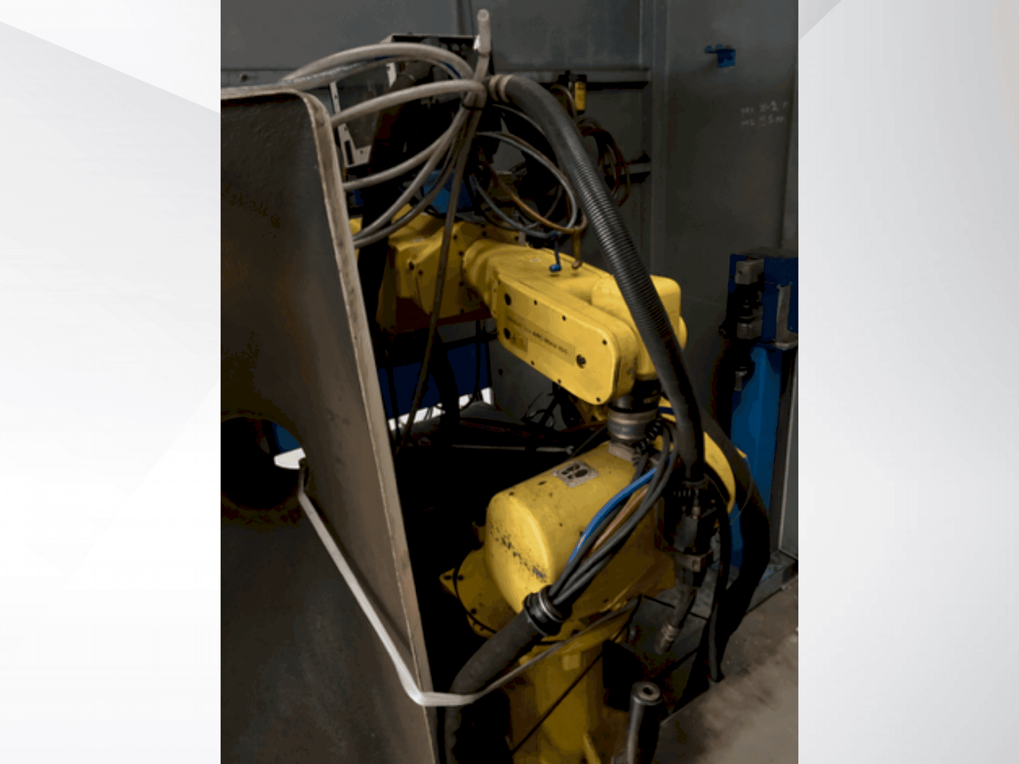 Vista Frontal  da FANUC ARC Mate 100i  máquina