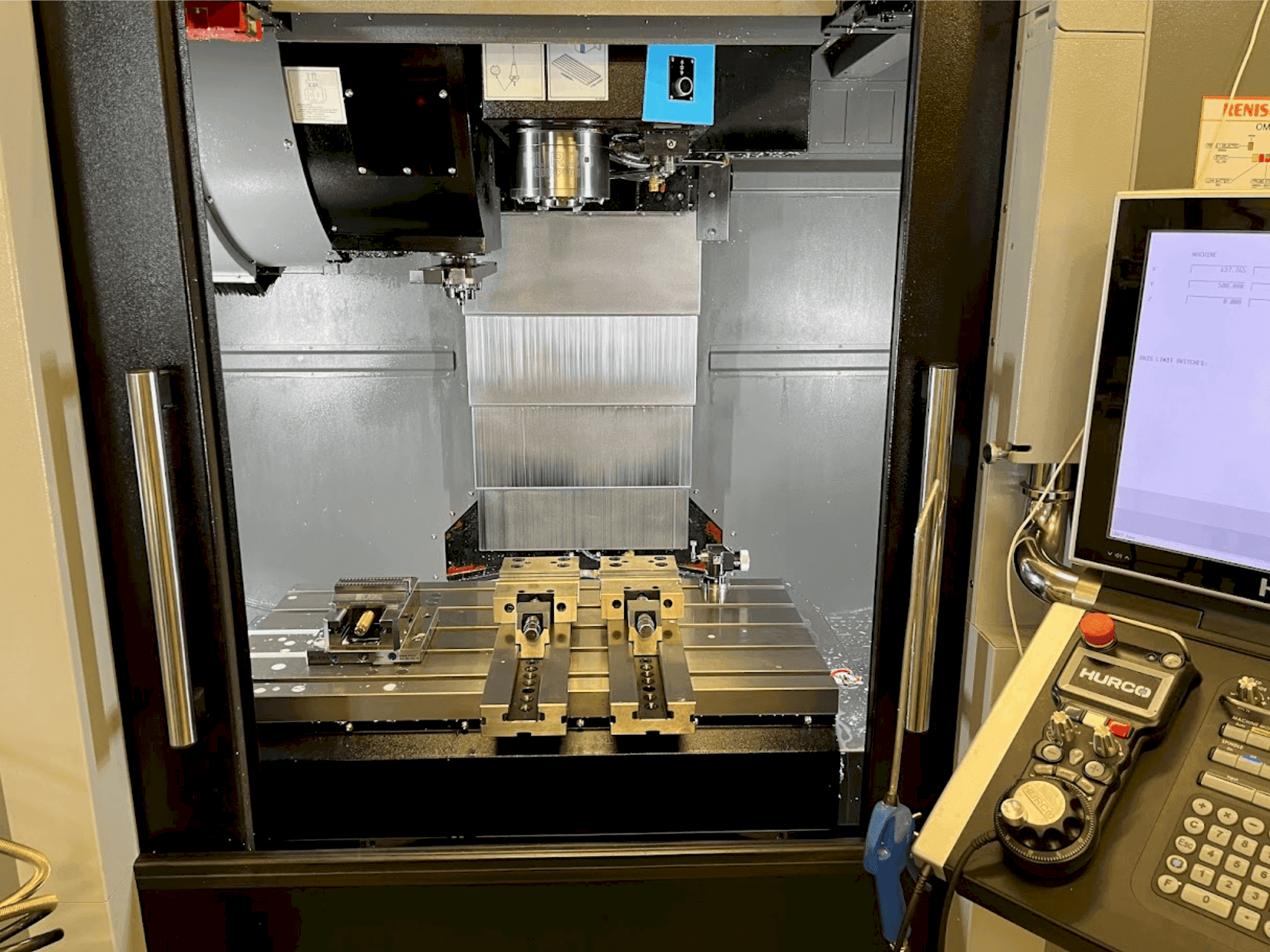 Vista Frontal  da Hurco VMX30i  máquina