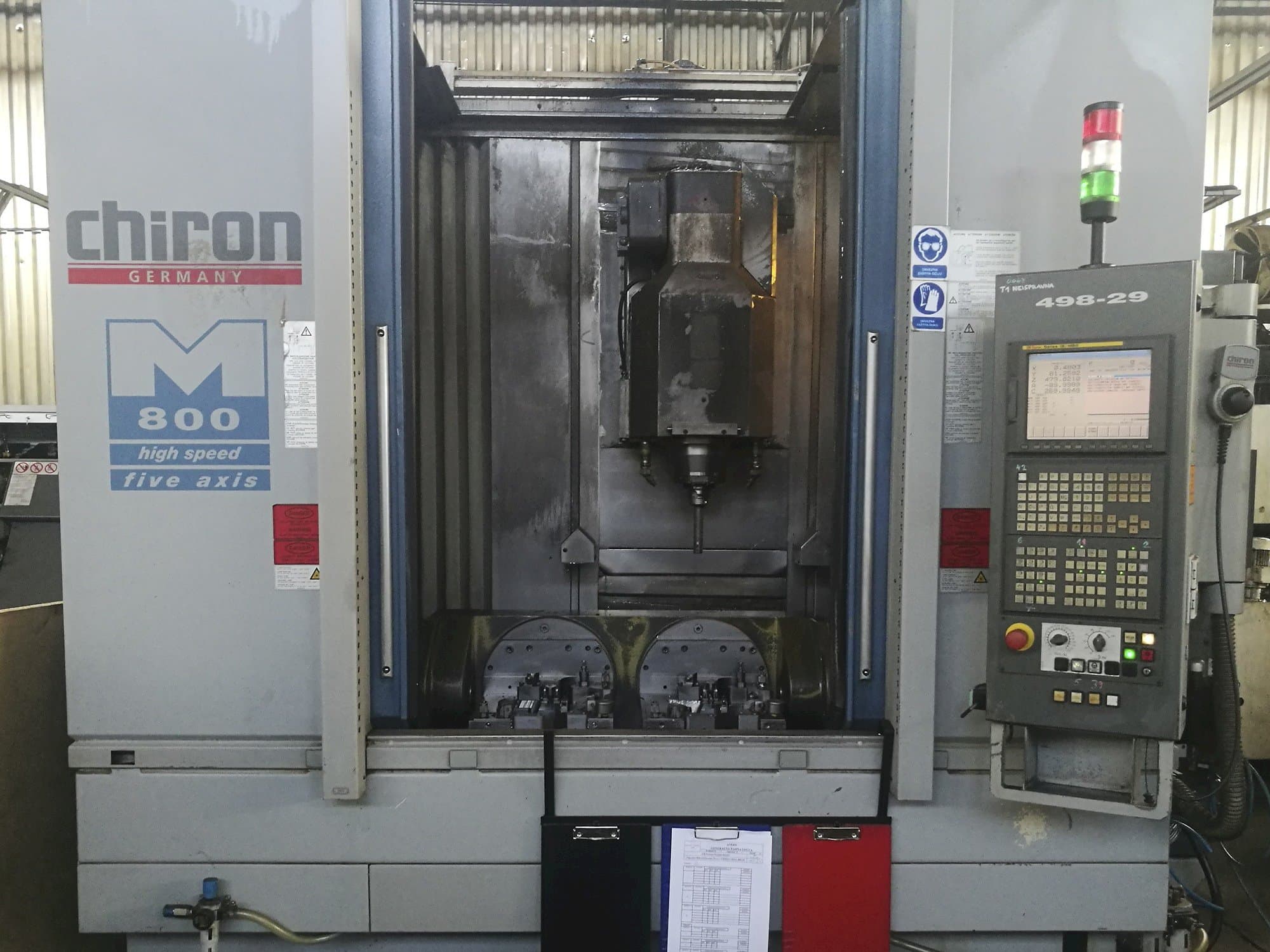 Vista Frontal  da CHIRON MILL 800  máquina