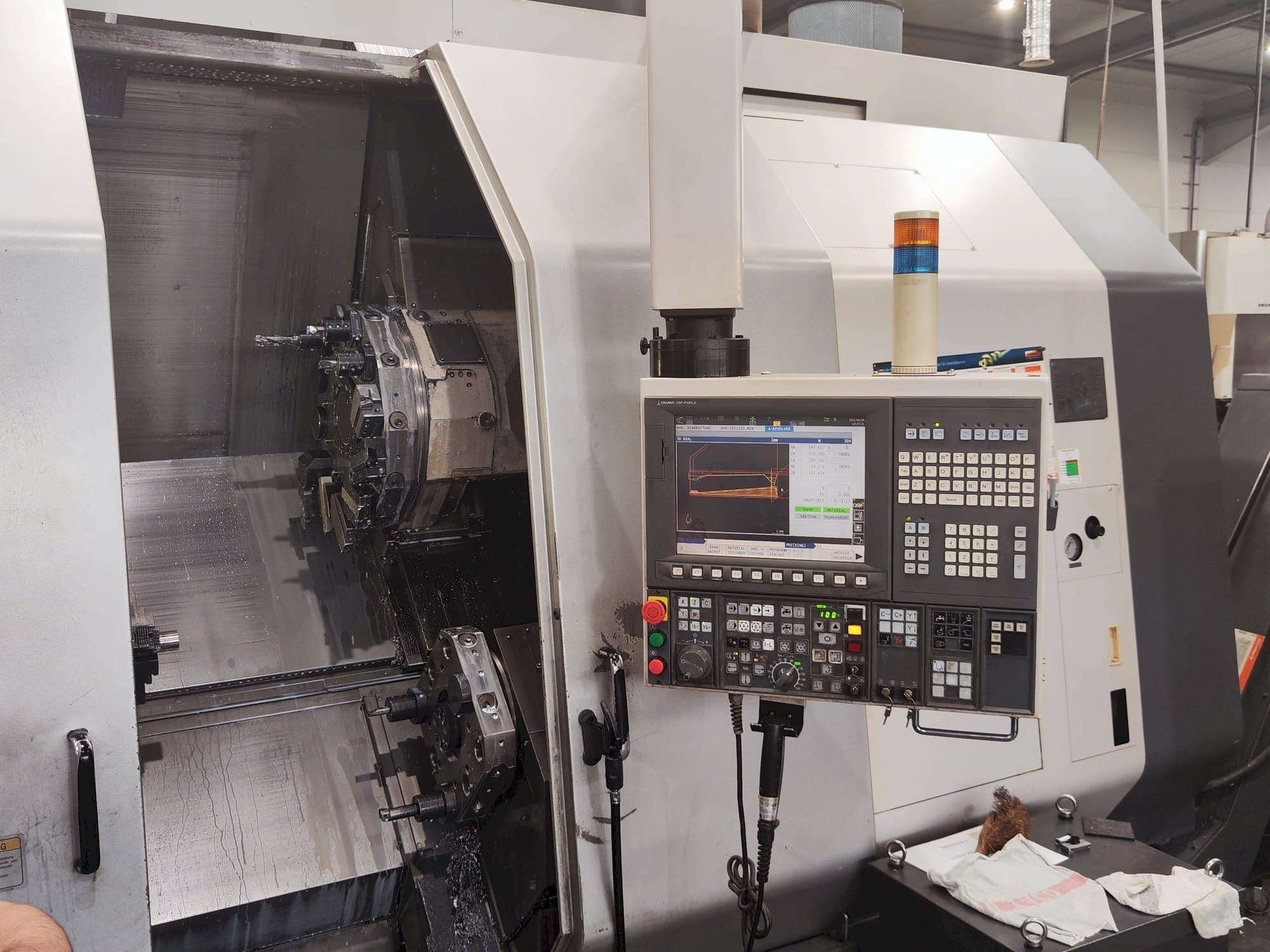 Vista Frontal  da Okuma LU 300 MY  máquina