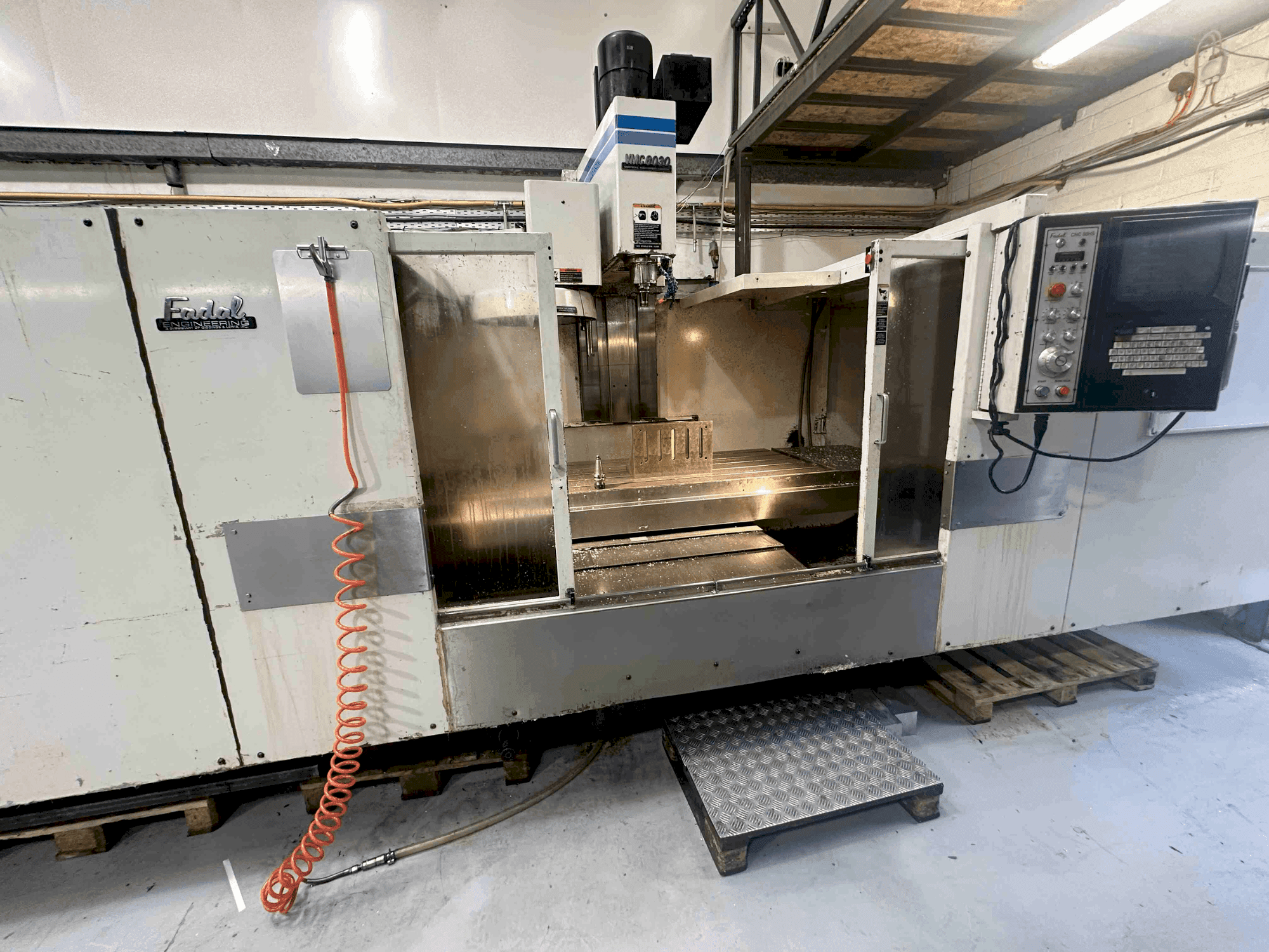 Vista Frontal  da FADAL VMC8030HT  máquina