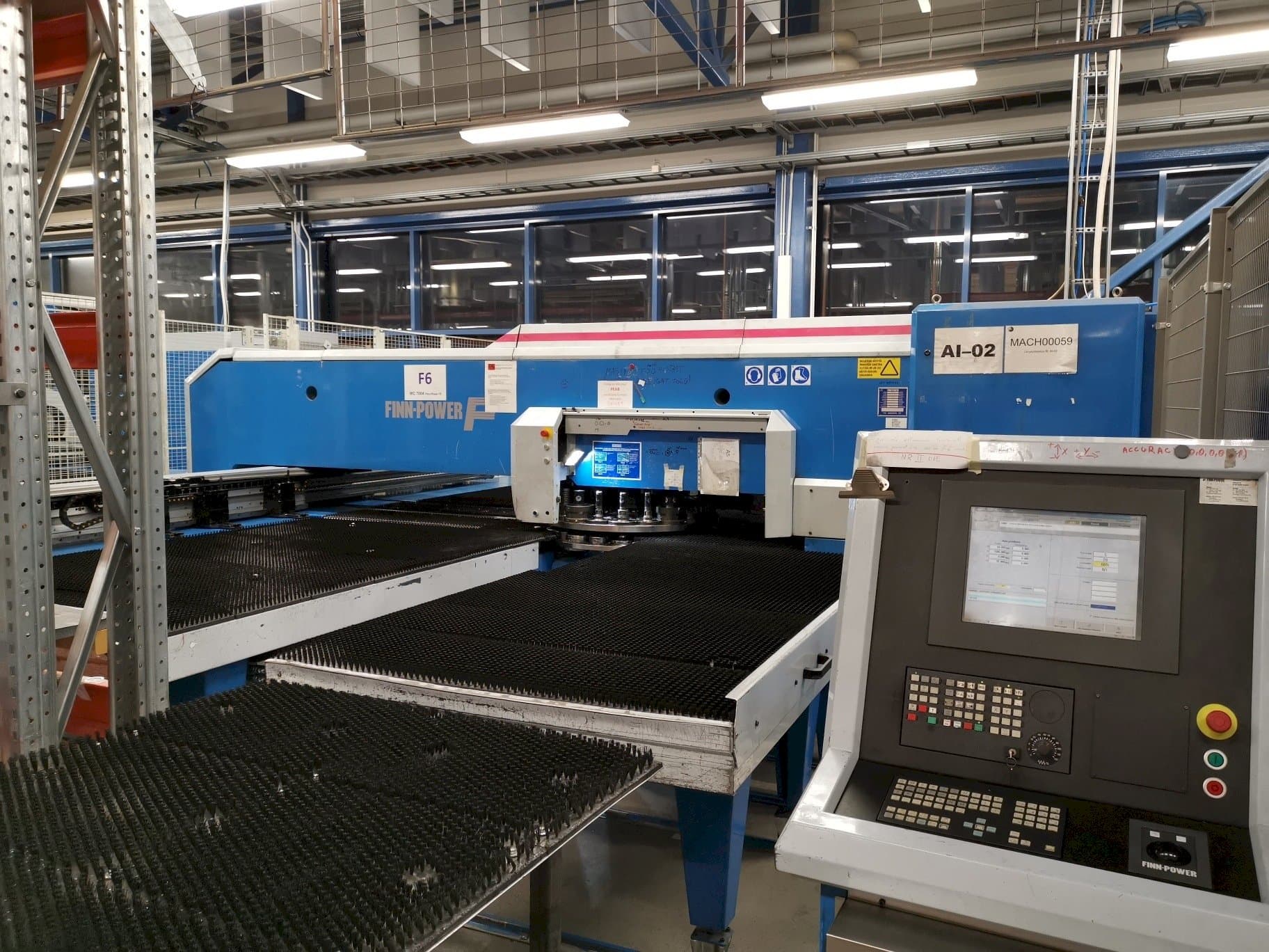 Vista Frontal  da Finn-Power F6SU  máquina