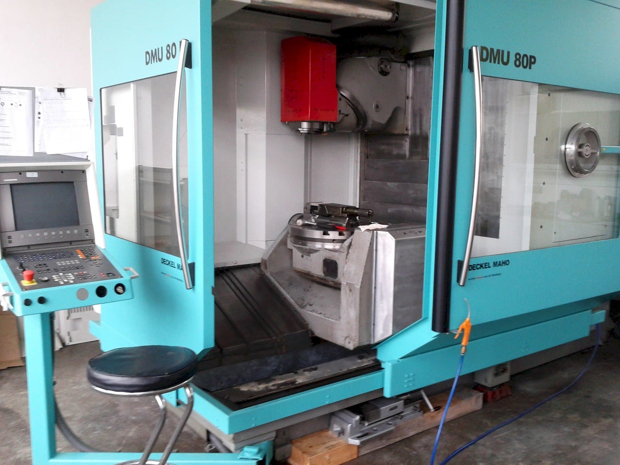 Vista Frontal  da DECKEL MAHO DMU 80P  máquina
