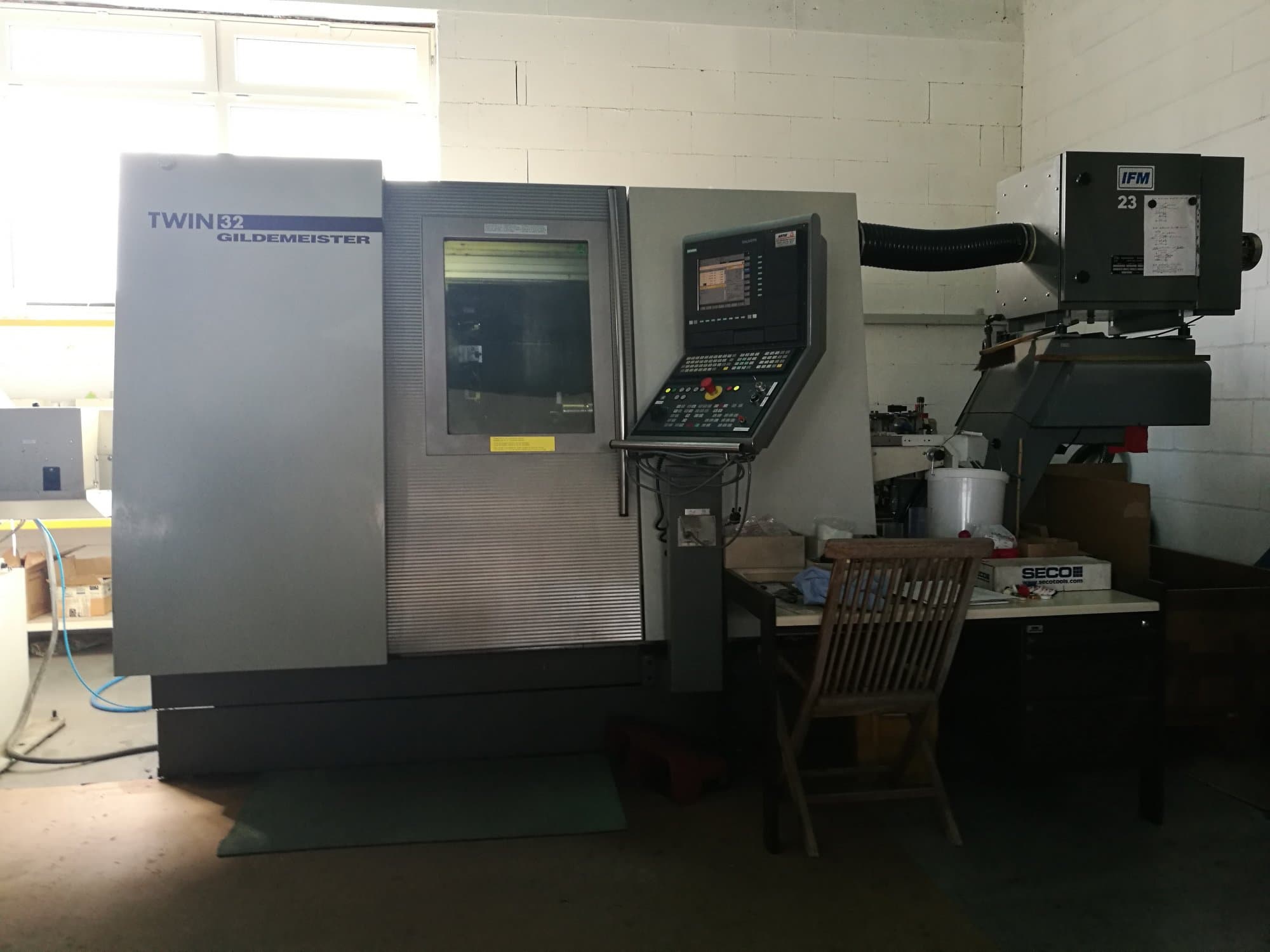 Vista Frontal  da Gildemeister TWIN 32  máquina