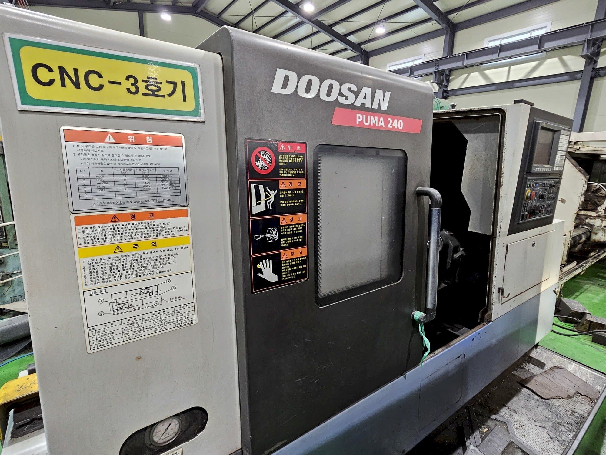 Vista Frontal  da Doosan Puma 240  máquina