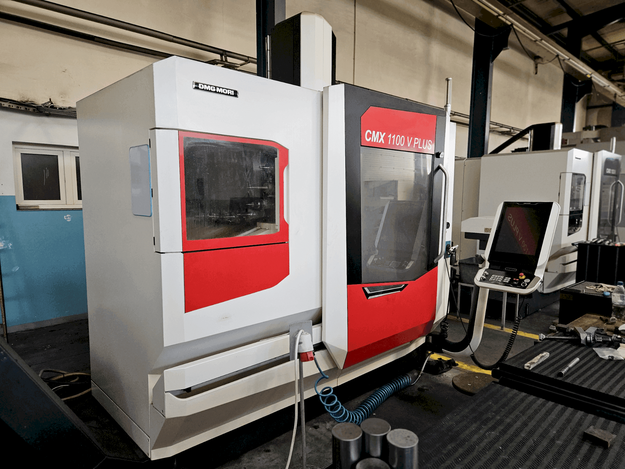 Vista Frontal  da DMG MORI CMX 1100 V  máquina