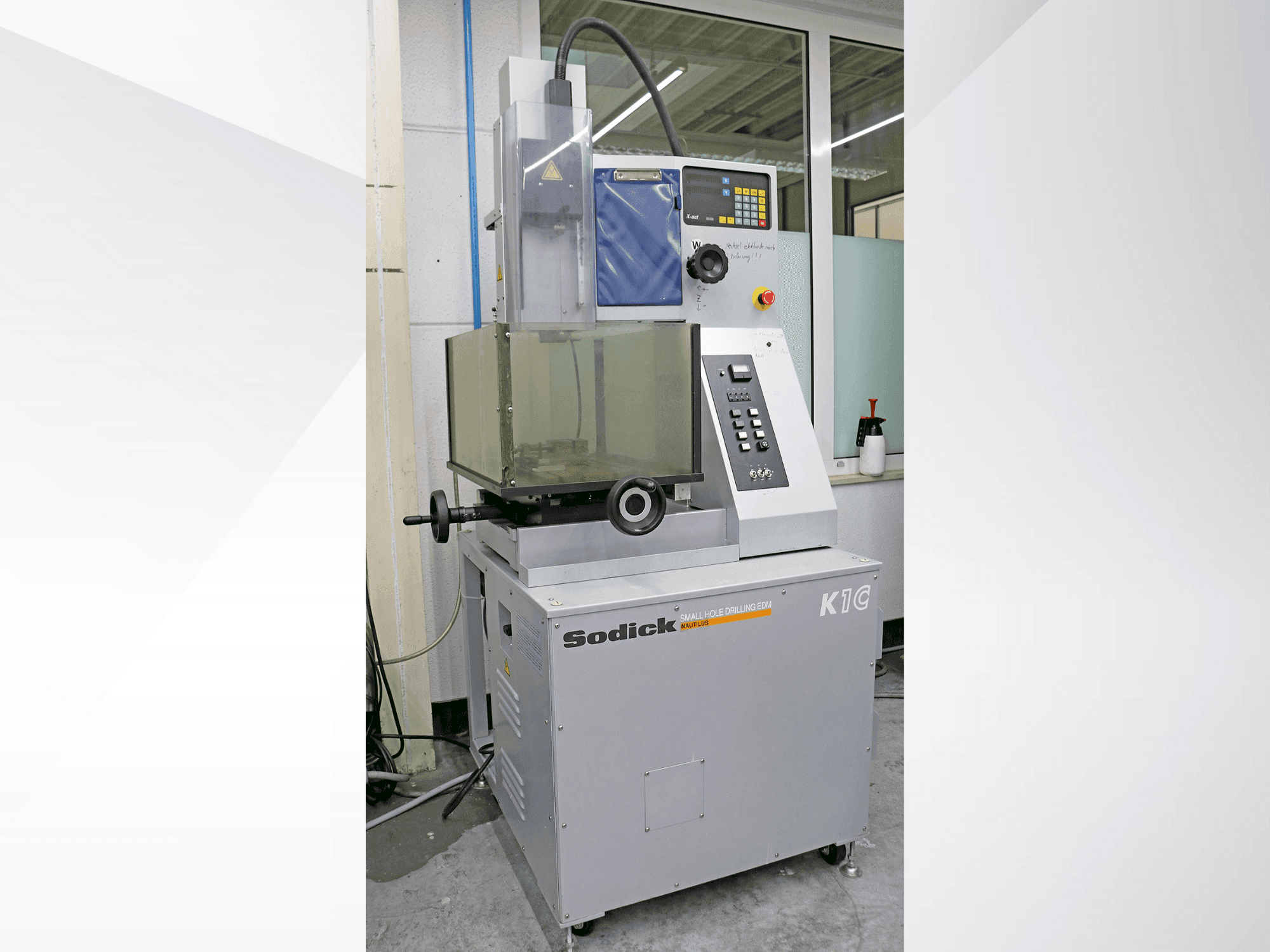 Vista Frontal  da Sodick KIC  máquina